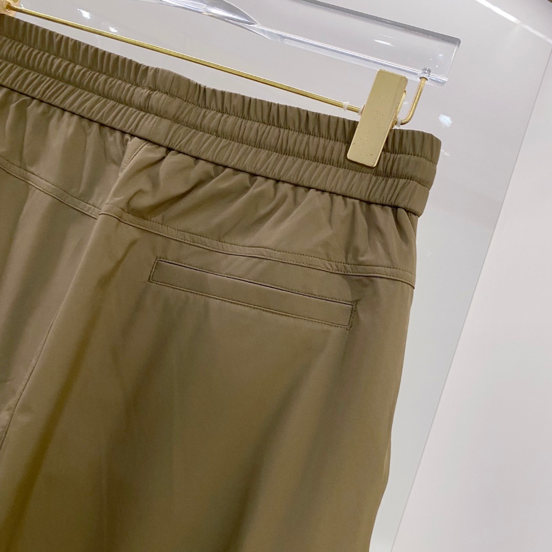  蒙口 moncler 2025束脚休闲时尚裤，作为当代潮流与舒适的完美结合，正逐渐成为衣橱中的必备单品