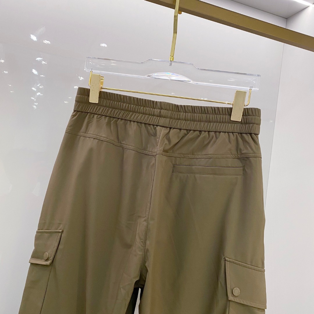  蒙口 moncler 2025束脚休闲时尚裤，作为当代潮流与舒适的完美结合，正逐渐成为衣橱中的必备单品