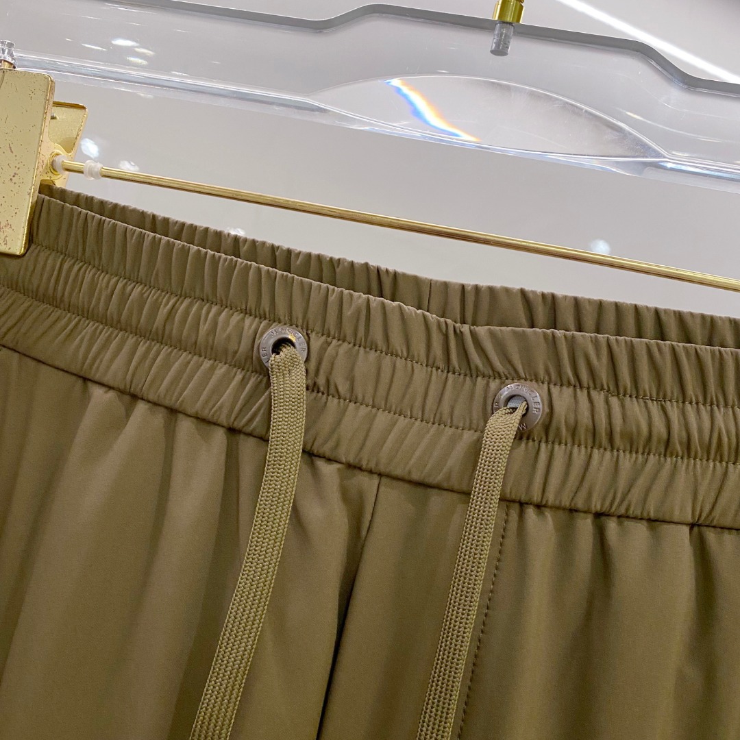  蒙口 moncler 2025束脚休闲时尚裤，作为当代潮流与舒适的完美结合，正逐渐成为衣橱中的必备单品