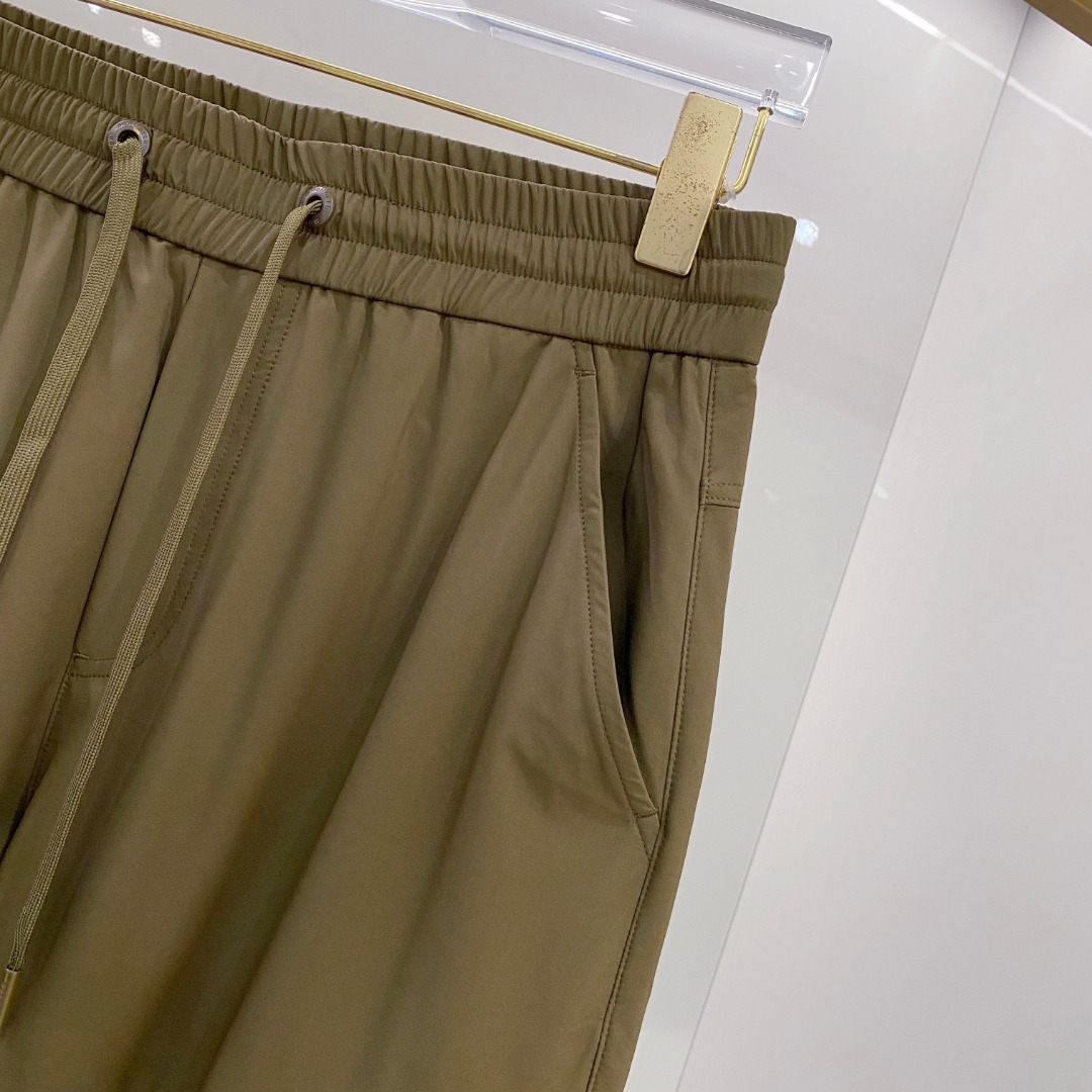  蒙口 moncler 2025束脚休闲时尚裤，作为当代潮流与舒适的完美结合，正逐渐成为衣橱中的必备单品