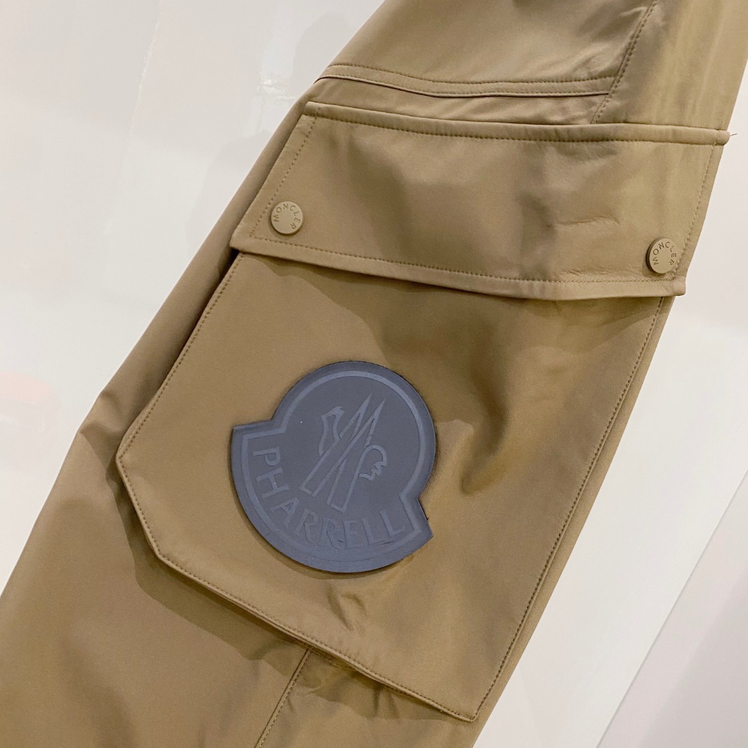  蒙口 moncler 2025束脚休闲时尚裤，作为当代潮流与舒适的完美结合，正逐渐成为衣橱中的必备单品