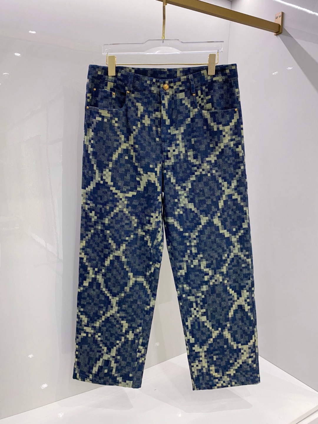 NO:521491,LV presbyopia canvas is casual and fashionable, combining the unique charm of retro and modernity, and has become the new favorite of trendy experts. Its characteristic is that the classic presbyopia pattern is presented with delicate canvas material, which not only adds a bit of literary atmosphere, but also highlights the extraordinary taste of the wearer. The straight-tube tailoring not only modifies the leg shape but also ensures the comfort of wearing. Whether it is simple or fashionable, it can easily control a variety of styles. The fabric has been processed through special craftsmanship, which not only retains the jeans' crispness, but also improves breathability and wear resistance, and can maintain a comfortable experience even if worn for a long time. Details, such as exquisite stitching and solid hardware accessories, all show the exquisite craftsmanship of craftsmen. This presbyopia canvas is not only a piece of clothing, but also a perfect carrier for showing personality and fashion attitude. Number of old-fashioned colors 48-56,,louis  vuitton,alexander wang19860909LV 老花帆布休闲时尚,融合了复古与现代的独特韵味,成为潮流达人的新宠.其特色在于经典的老花图案,以细腻的帆布材质呈现,不仅增添了几分文艺气息,更彰显穿着者的不凡品味.采用直筒剪裁,既修饰腿型又保证了穿着的舒适度,无论是搭配简约还是时尚,都能轻松驾驭多种风格.面料经过特殊工艺处理,既保留了牛仔的挺括感,又提升了透气性和耐磨性,即便是长时间穿着也能保持舒适体验.细节之处,如精致的缝线、牢固的五金配件,无不展现出匠人的精湛工艺.这款老花帆布休闲,不仅是一件服饰,更是展现个性与时尚态度的完美载体. 码数老花色48-56,,louis vuitton,alexander wang,Men's clothing