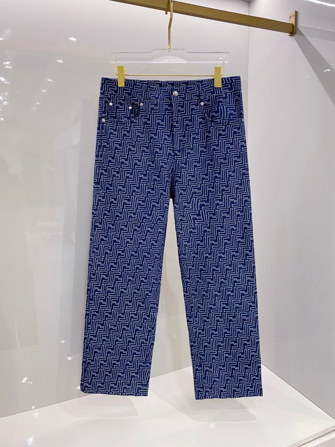 NO:521495,Fendi's new 2025 Lightning Canvas is a new favorite in urban casual style with its unique design concept and exquisite craftsmanship. It uses high-quality canvas fabrics and combines classic denim blue, which not only retains the retro charm of denim, but also adds the durability and breathability of canvas. The trousers are cleverly incorporated into lightning pattern elements, adding a touch of avant-garde and unruly to the overall shape and highlighting the personality style. The style is loose and comfortable, and the tailoring is smooth. Whether it is a simple or casual match, it can be easily controlled, showing a casual and natural casual attitude. Whether it is a weekend trip or a daily trip, this Lightning Canvas canvas canvas leisure and fashion can make you the most eye-catching scenery on the street. It is not just one, but also an expression of a free and unruly attitude towards life, allowing you to feel the power and confidence from the heart every step you walk.  Spot sale blue 48-56, fendi, alexander wang19860909芬迪 2025新款 闪电帆布休闲时尚,以其独特的设计理念和精湛的工艺,成为都市休闲风尚的新宠.采用高品质帆布面料,融合经典牛仔蓝,既保留了牛仔的复古韵味,又增添了帆布的耐用与透气特性.裤身巧妙融入闪电图案元素,为整体造型增添一抹前卫与不羁,彰显个性风采.版型宽松舒适,剪裁流畅,无论是搭配简约还是休闲,都能轻松驾驭,展现随性自然的休闲态度.无论是周末出游还是日常出行,这款闪电帆布休闲时尚都能让你成为街头最亮眼的风景线.它不仅仅是一条,更是一种自由、不羁生活态度的表达,让你在每一步行走中,都能感受到那份来自内心的力量与自信. 现货发售蓝色48-56,,fendi,alexander wang,Men's clothing