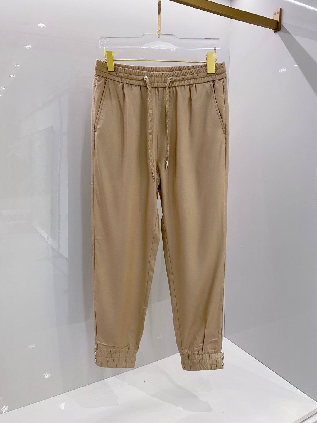 NO:521483,Prada men's boutique casual pants top-grade fabric casual pants, the latest top-body style is invincible!  This pants are very versatile, elastic waist, and can be worn for daily work. They are the perfect combination of fashionable and leisure and outdoor sports, so whether you wear them normally or outdoors, they are your best choice. Extreme comfort and quick sweating are the most popular key points, improving the comfort of wearing and suitable for aerobics and trail running conditions. This style is a jogging casual pants with an extremely wide range of applications, allowing you to naturally maintain a love for sports in summer, or you can wear them in casual life. Size M-3XL, prada, alexander wang19860909普拉达男士精品休闲裤 顶级面料休闲裤,最新款上身版型无敌正！ 绝对可以闭眼收的一款 此款裤子非常百搭,弹力腰围,日常上班 户外运动都可以穿着,是时尚休闲与户外运动的完美结合,所以无论您平时穿或者户外穿都是您的最佳选择. 极致舒适和快速排汗是备受青睐的重点,提升穿着舒适度,适合有氧运动和越野跑条件下穿着,此款是一件适用范围极其广泛的跑步休闲裤,让你在夏天自然可以保持对运动热爱,也可以在休闲生活中穿着 尺码M-3XL,,prada,alexander wang,Men's clothing