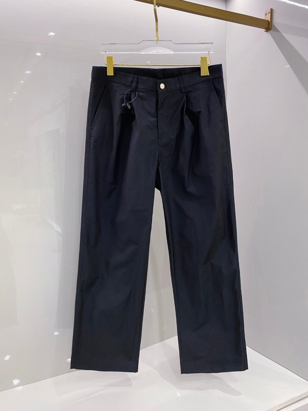 NO:521489,Prada 2025 men's boutique casual pants top-grade fabric casual pants, the latest top-body style is invincible! This pants are very versatile and can be worn for daily work and outdoor sports. It is a perfect combination of fashionable leisure and outdoor sports, so whether you wear them normally or outdoors, it is your best choice. Extreme comfort and quick sweating are the most popular focus, improving the comfort of wearing and suitable for aerobics and trail running conditions. This style is a running casual pants with an extremely wide range of applications, allowing you to naturally maintain a love for sports in summer, or you can wear them in casual life. Color black brown size M-XXXL, prada, alexander wang19860909普拉达 2025男士精品休闲裤顶级面料休闲裤,最新款上身版型无敌正!绝对可以闭眼收的一款此款裤子非常百搭,,日常上班户外运动都可以穿着,是时尚休闲与户外运动的完美结合,所以无论您平时穿或者户外穿都是您的最佳选择.极致舒适和快速排汗是备受青睐的重点,提升穿着舒适度,适合有氧运动和越野跑条件下穿着,此款是一件适用范围极其广泛的跑步休闲裤,让你在夏天自然可以保持对运动热爱,也可以在休闲生活中穿着 颜色黑色 咖色 尺码M-XXXL,,prada,alexander wang,Men's clothing
