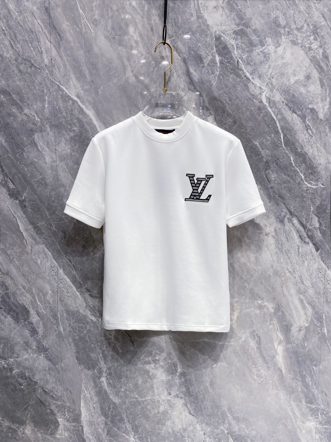NO:515099,LV 2025 Autumn and Winter Round neck embroidered short-sleeved T-shirt base shirt Elemental Logo badge highlights the casual and fashionable charm, and is still unique in style. It is well equipped with a companion... Customer-supplied high-strength elastic knitted liquid ammonia air-layer fabric, flat and symmetrical knitted light and refreshing, soft and comfortable, and excellent breathability. Simple and unique charm. The straight-tailed version is more suitable for matching with various trendy and fashionable styles. It uses instrument embroidery, delicate and full texture, bringing a new experience for fashion sports and leisure. Color black white Size M-3XL,,louis vuitton, T-shirt,tees, t-shirt,alexander wang19860909LV 2025秋冬 圆领刺绣短袖T恤打底衫 元素性的Logo徽章凸显休闲时尚魅力,依然独领时尚风骚.内搭好伴侣… 客供高支弹力针织液氨空气层面料,平整匀称的针织轻薄清爽,柔软舒适,透气性极佳.简洁而富有独特魅力.直裁版型更为适合搭配各种潮流时尚造型. 采用器械刺绣,细腻饱满的质感突显,为时尚运动休闲带来全新体验. 颜色黑色 白色 尺码 M-3XL,,louis vuitton,T-shirt,tees，t-shirt,alexander wang,Men's clothing