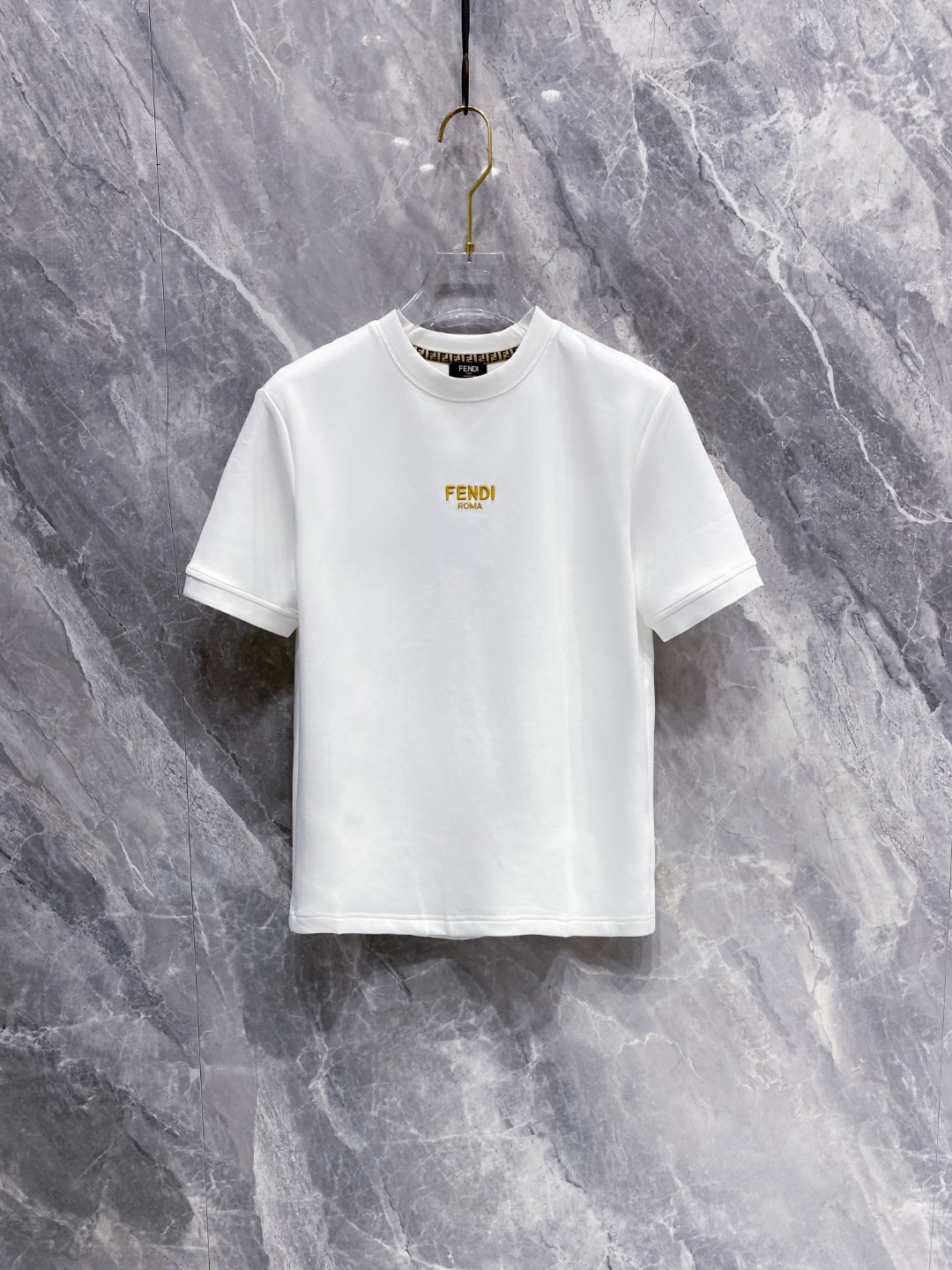 NO:515090,Fendi 2025 Autumn and Winter 2025 round neck embroidered short-sleeved T-shirt base shirt Elemental Logo badge highlights the casual and fashionable charm, and is still unique in style. It is well equipped with a companion... Customer-supplied high-strength elastic knitted liquid ammonia air-layer fabric, flat and symmetrical knitted light and refreshing, soft and comfortable, and excellent breathability. Simple and unique charm. The straight-tailed version is more suitable for matching with various trendy and fashionable styles. It uses instrument embroidery, delicate and full texture, bringing a new experience for fashion sports and leisure. Color black white Size M-3XL,,fendi,T-shirt,tees,t-shirt,alexander wang19860909芬迪 2025秋冬 圆领刺绣短袖T恤打底衫 元素性的Logo徽章凸显休闲时尚魅力,依然独领时尚风骚.内搭好伴侣… 客供高支弹力针织液氨空气层面料,平整匀称的针织轻薄清爽,柔软舒适,透气性极佳.简洁而富有独特魅力.直裁版型更为适合搭配各种潮流时尚造型. 采用器械刺绣,细腻饱满的质感突显,为时尚运动休闲带来全新体验. 颜色黑色 白色 尺码 M-3XL,,fendi,T-shirt,tees，t-shirt,alexander wang,Men's clothing
