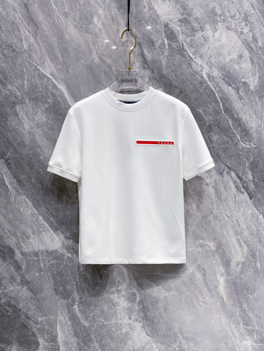 NO:515087,Prada 2025 Autumn and Winter Round neck short-sleeved T-shirt base shirt Elemental Logo strips highlight the casual and fashionable charm, and are still unique in style. The inner layer is fitted with a companion... Customer-supplied high-strength elastic knitted liquid ammonia air-layer fabric, flat and symmetrical knitted light and refreshing, soft and comfortable, and excellent breathability. Simple and unique charm. The straight-cut style is more suitable for matching with various trendy and fashionable styles. It uses instrument embroidery, and the delicate and full texture highlights, bringing a new experience for fashion sports and leisure. Color black white Size M-3XL,,prada,T-shirt,tees,t-shirt,alexander wang19860909普拉达 2025秋冬 圆领短袖T恤打底衫 元素性的Logo胶条凸显休闲时尚魅力,依然独领时尚风骚.内搭好伴侣… 客供高支弹力针织液氨空气层面料,平整匀称的针织轻薄清爽,柔软舒适,透气性极佳.简洁而富有独特魅力.直裁版型更为适合搭配各种潮流时尚造型. 采用器械刺绣,细腻饱满的质感突显,为时尚运动休闲带来全新体验. 颜色黑色 白色 尺码 M-3XL,,prada,T-shirt,tees，t-shirt,alexander wang,Men's clothing