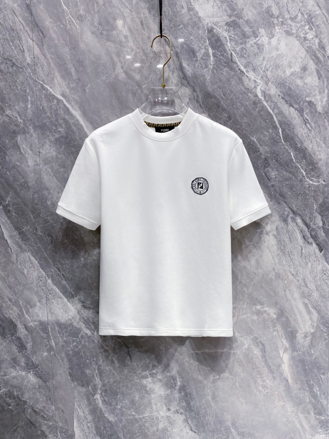 NO:515113,Fendi 2025 Autumn and Winter 2025 round neck embroidered short-sleeved T-shirt base shirt Elemental Logo badge highlights the casual and fashionable charm, and is still unique in style. It is well equipped with a companion... Customer-supplied high-strength elastic knitted liquid ammonia air-layer fabric, flat and symmetrical knitted light and refreshing, soft and comfortable, and excellent breathability. Simple and unique charm. The straight-cut style is more suitable for matching with various trendy and fashionable styles. It uses instrument embroidery, and the delicate and full texture highlights, bringing a new experience for fashion sports and leisure. Color black white Size M-3XL,,fendi,T-shirt,tees,t-shirt,alexander wang19860909芬迪 2025秋冬 圆领刺绣短袖T恤打底衫 元素性的Logo徽章凸显休闲时尚魅力,依然独领时尚风骚.内搭好伴侣… 客供高支弹力针织液氨空气层面料,平整匀称的针织轻薄清爽,柔软舒适,透气性极佳.简洁而富有独特魅力.直裁版型更为适合搭配各种潮流时尚造型. 采用器械刺绣,细腻饱满的质感突显,为时尚运动休闲带来全新体验. 颜色黑色 白色 尺码 M-3XL,,fendi,T-shirt,tees，t-shirt,alexander wang,Men's clothing