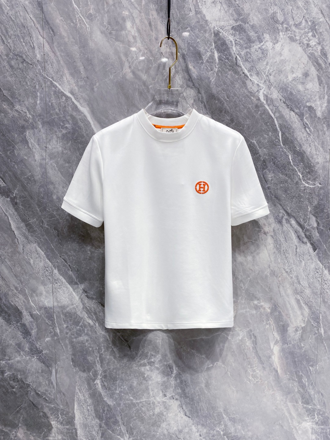 NO:515110,Hermes 2025 Autumn and Winter Round neck embroidered short-sleeved T-shirt base shirt Elemental Logo badge highlights the casual and fashionable charm, and is still unique in style. It is well equipped with a companion... Customer-supplied high-strength elastic knitted liquid ammonia air-layer fabric, flat and symmetrical knitted light and refreshing, soft and comfortable, and excellent breathability. Simple and unique charm. The straight-cut style is more suitable for matching with various trendy and fashionable styles. It uses instrument embroidery, delicate and full texture, bringing a new experience for fashion sports and leisure. Color black white Size M-3XL,,hermes,T-shirt,tees,t-shirt,alexander wang19860909爱马仕 2025秋冬 圆领刺绣短袖T恤打底衫 元素性的Logo徽章凸显休闲时尚魅力,依然独领时尚风骚.内搭好伴侣… 客供高支弹力针织液氨空气层面料,平整匀称的针织轻薄清爽,柔软舒适,透气性极佳.简洁而富有独特魅力.直裁版型更为适合搭配各种潮流时尚造型. 采用器械刺绣,细腻饱满的质感突显,为时尚运动休闲带来全新体验. 颜色黑色 白色 尺码 M-3XL,,hermes,T-shirt,tees，t-shirt,alexander wang,Men's clothing