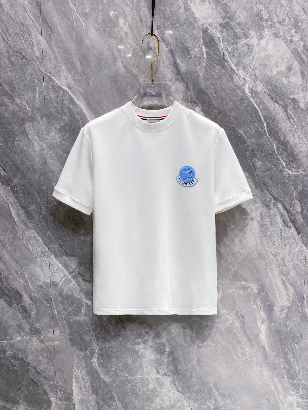 NO:515104,The 2025 Autumn and Winter 2025 round neck embroidered short-sleeved T-shirt base shirt. The elemental logo badge highlights the casual and fashionable charm, and is still unique in style. The inner layer is fitted with a companion... Customer-supplied high-strength elastic knitted liquid ammonia air-layer fabric, the flat and symmetrical knitted light and refreshing, soft and comfortable, and has excellent breathability. Simple and unique charm. The straight-tailed version is more suitable for matching with various trendy and fashionable styles. The use of equipment embroidery, the delicate and full texture highlights, bringing a new experience for fashion sports and leisure. Color black white Size M-3XL,,Moncler,T-shirt,tees,t-shirt,alexander wang19860909蒙口 2025秋冬 圆领刺绣短袖T恤打底衫 元素性的Logo徽章凸显休闲时尚魅力,依然独领时尚风骚.内搭好伴侣… 客供高支弹力针织液氨空气层面料,平整匀称的针织轻薄清爽,柔软舒适,透气性极佳.简洁而富有独特魅力.直裁版型更为适合搭配各种潮流时尚造型. 采用器械刺绣,细腻饱满的质感突显,为时尚运动休闲带来全新体验. 颜色黑色 白色 尺码 M-3XL,,Moncler,T-shirt,tees，t-shirt,alexander wang,Men's clothing