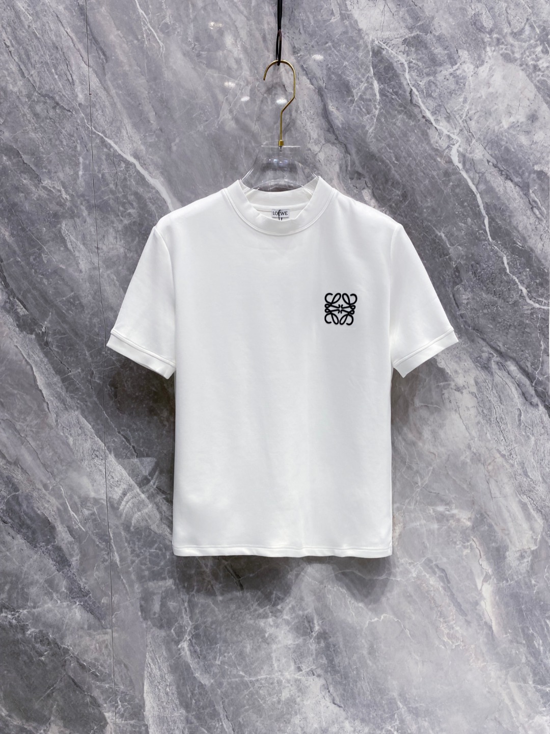 NO:515101,Luo Yiwei 2025 Autumn and Winter Round neck embroidered short-sleeved T-shirt base shirt Elemental Logo badge highlights the casual and fashionable charm, and is still unique in style. It is well equipped with a companion... Customer-supplied high-strength elastic knitted liquid ammonia air-layer fabric, flat and symmetrical knitted light and refreshing, soft and comfortable, and excellent breathability. Simple and unique charm. The straight-cut style is more suitable for matching with various trendy and fashionable styles. It uses instrument embroidery, delicate and full texture, bringing a new experience for fashion sports and leisure. Color black white Size M-3XL,,loewe,T-shirt,tees,t-shirt,alexander wang19860909罗意威 2025秋冬 圆领刺绣短袖T恤打底衫 元素性的Logo徽章凸显休闲时尚魅力,依然独领时尚风骚.内搭好伴侣… 客供高支弹力针织液氨空气层面料,平整匀称的针织轻薄清爽,柔软舒适,透气性极佳.简洁而富有独特魅力.直裁版型更为适合搭配各种潮流时尚造型. 采用器械刺绣,细腻饱满的质感突显,为时尚运动休闲带来全新体验. 颜色黑色 白色 尺码 M-3XL,,loewe,T-shirt,tees，t-shirt,alexander wang,Men's clothing