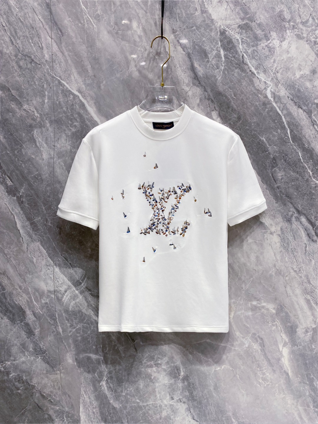 NO:515098,LV 2025 Autumn and Winter Round neck embroidered short-sleeved T-shirt base shirt Elemental Logo badge highlights the casual and fashionable charm, and is still unique in style. It is well equipped with a companion... Customer-supplied high-strength elastic knitted liquid ammonia air-layer fabric, flat and symmetrical knitted light and refreshing, soft and comfortable, and excellent breathability. Simple and unique charm. The straight-tailed version is more suitable for matching with various trendy and fashionable styles. It uses instrument embroidery, delicate and full texture, bringing a new experience for fashion sports and leisure. Color black white Size M-3XL,,louis vuitton, T-shirt,tees, t-shirt,alexander wang19860909LV 2025秋冬 圆领刺绣短袖T恤打底衫 元素性的Logo徽章凸显休闲时尚魅力,依然独领时尚风骚.内搭好伴侣… 客供高支弹力针织液氨空气层面料,平整匀称的针织轻薄清爽,柔软舒适,透气性极佳.简洁而富有独特魅力.直裁版型更为适合搭配各种潮流时尚造型. 采用器械刺绣,细腻饱满的质感突显,为时尚运动休闲带来全新体验. 颜色黑色 白色 尺码 M-3XL,,louis vuitton,T-shirt,tees，t-shirt,alexander wang,Men's clothing