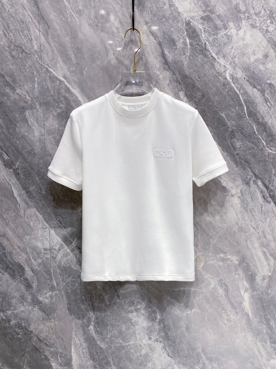 NO:515095,Dior 2025 Autumn and Winter 2025 round neck embroidered short-sleeved T-shirt base shirt Elemental Logo badge highlights the casual and fashionable charm, and is still unique in style. It is well equipped with a companion... Customer-supplied high-strength elastic knitted liquid ammonia air-layer fabric, flat and symmetrical knitted light and refreshing, soft and comfortable, and excellent breathability. Simple and unique charm. The straight-cut style is more suitable for matching with various trendy and fashionable styles. It uses instrument embroidery, and the delicate and full texture highlights, bringing a new experience for fashion sports and leisure. Color black white Size M-3XL,,dior,T-shirt,tees,t-shirt,alexander wang19860909Dior 2025秋冬 圆领刺绣短袖T恤打底衫 元素性的Logo徽章凸显休闲时尚魅力,依然独领时尚风骚.内搭好伴侣… 客供高支弹力针织液氨空气层面料,平整匀称的针织轻薄清爽,柔软舒适,透气性极佳.简洁而富有独特魅力.直裁版型更为适合搭配各种潮流时尚造型. 采用器械刺绣,细腻饱满的质感突显,为时尚运动休闲带来全新体验. 颜色黑色 白色 尺码 M-3XL,,dior,T-shirt,tees，t-shirt,alexander wang,Men's clothing