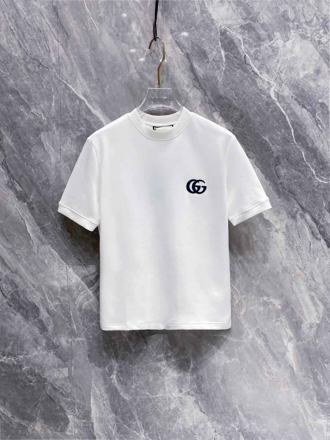 NO:515092,Gucci 2025 Autumn and Winter Round neck embroidered short-sleeved T-shirt base shirt Elemental Logo badge highlights the casual and fashionable charm, and is still unique in style. It is well equipped with a companion... Customer-supplied high-strength elastic knitted liquid ammonia air-layer fabric, flat and symmetrical knitted light and refreshing, soft and comfortable, and excellent breathability. Simple and unique charm. The straight-tailed version is more suitable for matching with various trendy and fashionable styles. It uses instrument embroidery, delicate and full texture, bringing a new experience for fashion sports and leisure. Color black white Size M-3XL,,gucci, T-shirt,tees, t-shirt,alexander wang19860909Gucci 2025秋冬 圆领刺绣短袖T恤打底衫 元素性的Logo徽章凸显休闲时尚魅力,依然独领时尚风骚.内搭好伴侣… 客供高支弹力针织液氨空气层面料,平整匀称的针织轻薄清爽,柔软舒适,透气性极佳.简洁而富有独特魅力.直裁版型更为适合搭配各种潮流时尚造型. 采用器械刺绣,细腻饱满的质感突显,为时尚运动休闲带来全新体验. 颜色黑色 白色 尺码 M-3XL,,gucci,T-shirt,tees，t-shirt,alexander wang,Men's clothing