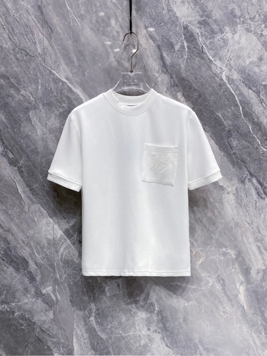 NO:515089,LV 2025 Autumn and Winter Round neck embroidered short-sleeved T-shirt base shirt Elemental Logo badge highlights the casual and fashionable charm, and is still unique in style. It is well equipped with a companion... Customer-supplied high-strength elastic knitted liquid ammonia air-layer fabric, flat and symmetrical knitted light and refreshing, soft and comfortable, and excellent breathability. Simple and unique charm. The straight-tailed version is more suitable for matching with various trendy and fashionable styles. It uses instrument embroidery, delicate and full texture, bringing a new experience for fashion sports and leisure. Color black white Size M-3XL,,louis vuitton, T-shirt,tees, t-shirt,alexander wang19860909LV 2025秋冬 圆领刺绣短袖T恤打底衫 元素性的Logo徽章凸显休闲时尚魅力,依然独领时尚风骚.内搭好伴侣… 客供高支弹力针织液氨空气层面料,平整匀称的针织轻薄清爽,柔软舒适,透气性极佳.简洁而富有独特魅力.直裁版型更为适合搭配各种潮流时尚造型. 采用器械刺绣,细腻饱满的质感突显,为时尚运动休闲带来全新体验. 颜色黑色 白色 尺码 M-3XL,,louis vuitton,T-shirt,tees，t-shirt,alexander wang,Men's clothing