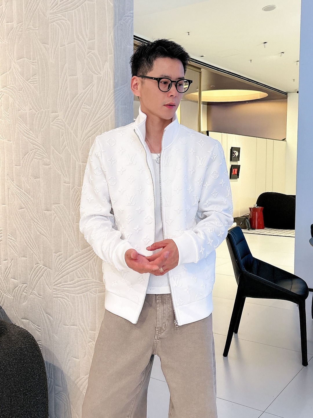 NO:540757,Louis Vuitton- LV Donkey Home# 2025 autumn and winter new style Bameiji air layer high-end series jacket High-end boutique series, same style for men and women, trading company channel orders, official website counter series for sale, the industry's exclusive first classic main line, the most popular series of men and women, classic urban casual style, versatile and simple style, couple jackets!  It can be said to be a must-have for autumn and winter. A brand new design style, subversive design, iconic brand pattern logo, new dustproof fabric, light waterproof, casual fitting inside, the upper body is super fashionable, especially easy to match. The autumn and winter concave style is naturally indispensable, and its outfit is very powerful. Basically, all types are easy to control. The casual style configuration will not be uncomfortable. The new style and tone are more outstanding and outstanding. The charm of the outfit is naturally more advanced, more outstanding and more handsome, but it does not lose its temperature. Whether it is for the outside or the inside, I believe this style is the perfect choice!  !  !  Color black white Number of code M L XL 2XL 3XL,,louis vuitton,louis vuitton,louis vuitton,louis vuitton,jackets & coats,alexander wang19860909Louis Vuitton- LV驴家# 2025秋冬新款 八明治空气层高端系列外套 高端精品系列,男女同款,贸易公司渠道订单,官网专柜在售系列,业内独家首发经典主线里最抢手最火爆的系列男女同款,经典都市休闲风尚,百搭简约范,情侣款外套！可以说是秋冬季必备款了 全新设计风格,颠覆认知的设计,标志性品牌图案标识,全新防尘面料,轻度防水,随便搭件内搭,上身超时髦,特别的便于搭配,秋冬季凹造型自然是少不了这样的高档配置,并且它的穿搭魔力十分之强大,基本上各种类型都是轻而易举的驾驭,休闲的版型配置,不会不适感,全新风格以及调性更加的出色更加的出众,穿搭的魅力自然也更加的高级,更加的出彩更加的显帅,但是又不失温度,无论是外穿还是内搭,我相信此款都是完美之选！！！ 颜色黑色 白色 码数M L XL 2XL 3XL,,louis vuitton,louis vuitton,louis vuitton,louis vuitton,jackets & coats,alexander wang,Men's clothing