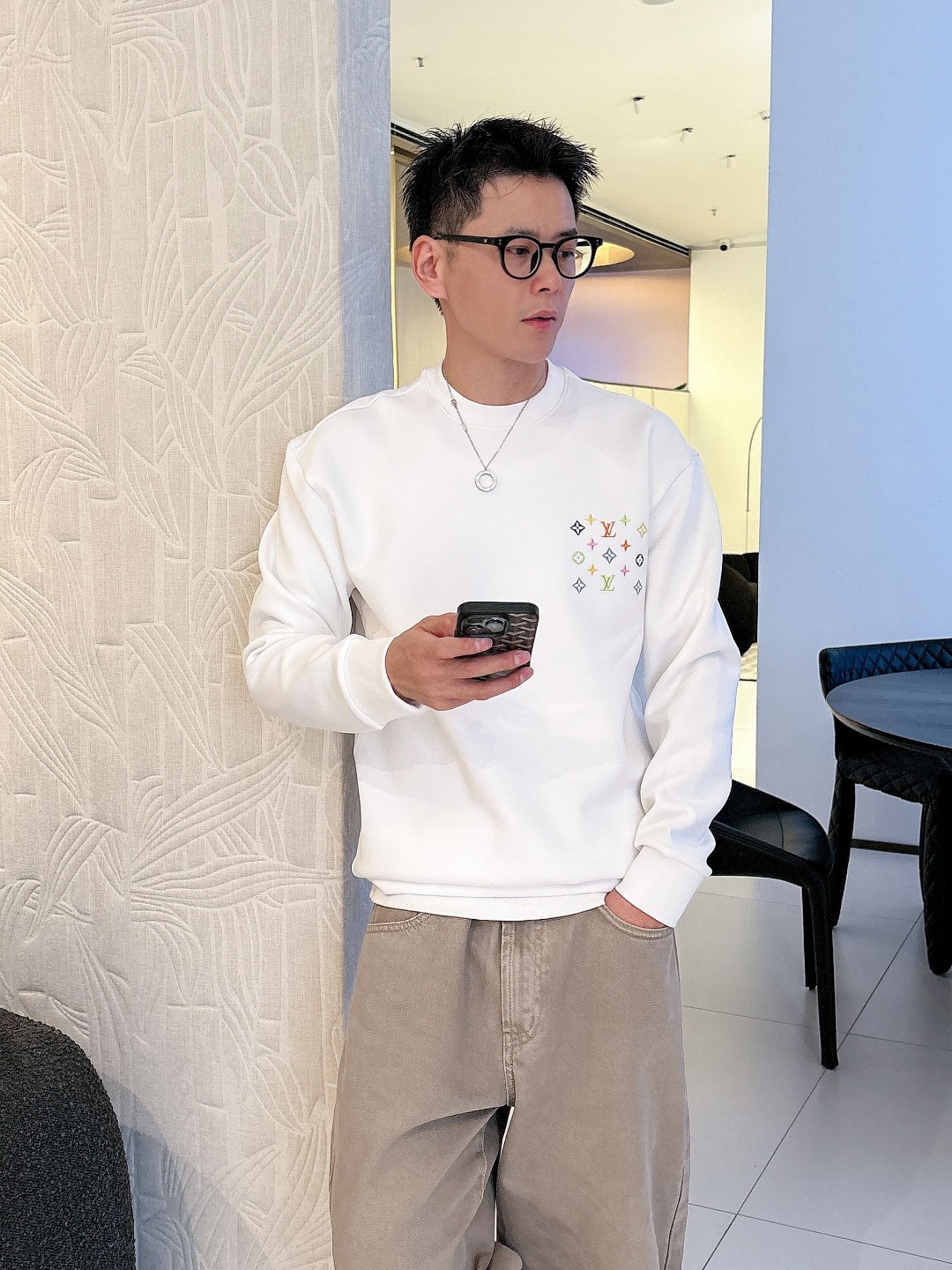 NO:547131,Louis Vuitton-LV Donkey House # 2025 Autumn and Winter 2025 BaWeiji Air Layer Pullover Round Neck Sweatshirt The same fashion casual pullover sweatshirt for men and women! Trading companies have sparse channels and are on sale on the leading official website! It has always been a magical existence, with extremely high recognition, and always creates fashionable items in a minimalist style. It has no restrictions on age and gender, and it is easy for anyone to control! The basic casual round neck cutout makes it look thin and hides the flesh with significant effect. It can control your daily casual clothes. It has no gender-free figure and is recommended for the same style as men and women! This sweatshirt is made of imported air-layer knitted cotton. The fabric feels light, delicate, soft and glutinous, and also takes into account the superior clarity. The terry texture is arranged tightly like fish scales inside, which is warm and breathable to the skin without any thorns! The cuffs and hem are spliced ​​with knitted ribs in the same color as the tank, making the wearer more handsome and stylish! The front of the garment is decorated with patterns, carefully printed with top-level craftsmanship, and paired with brand embellishments to show both luxury and fashion! Color black white Size S M L XL,,louis vuitton,louis vuitton,louis vuitton,louis vuitton,louis vuitton,hoodie,sweatshirts,alexander wang19860909Louis Vuitton-LV 驴家# 2025秋冬 八明治空气层套头圆领卫衣 男女同款时尚休闲套头卫衣衫！贸易公司渠道稀出,领先官网发售！一直都是神奇的存在,有着极高的辨识度,总是以极简风格营造时髦单品,对年龄性别都没有限制,任谁都好驾驭！基础休闲的圆领版型剪裁,着穿显瘦藏肉效果显著,能够驾驭你日常各种休闲着装穿法,无性别身材的限定,男女同款推荐！ 此款卫衣衫选用客供进口空气层针织棉布制成,该面料手感轻薄细腻软糯,同时兼顾优越的挺括感,内里如同鱼鳞般紧密排列的毛圈肌理,贴肤保暖透气毫无扎刺感可言！袖口以及下摆同缸色染针织罗纹拼接,令着身者更加帅气有型！衣身正面由图案装饰,采用顶级工艺精心印制,搭配品牌点缀,将奢华档次与时尚感都展现了出来！ 颜色黑色 白色 尺码S M L XL,,louis vuitton,louis vuitton,louis vuitton,louis vuitton,hoodie,sweatshirts,alexander wang,Men's clothing