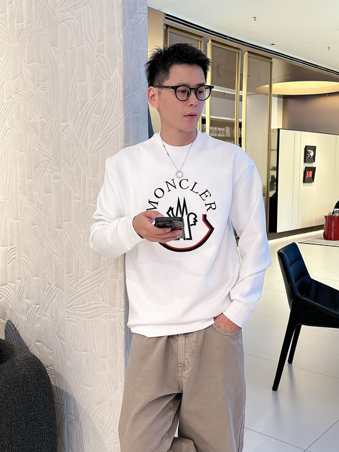 NO:547188,Moncler hooded # 2025 autumn and winter new style, BaWeiji Air Layer Pullover Round Neck Sweatshirt, Men and Women's Same Fashion Casual Pullover Sweatshirt! Trading companies have sparse channels and are on sale on the leading official website! It has always been a magical existence, with extremely high recognition, and always creates fashionable items in a minimalist style. It has no restrictions on age and gender, and it is easy for anyone to control! The basic casual round neck cutout makes it look thin and hides the flesh with significant effect. It can control your daily casual clothes. It has no gender-free figure and is recommended for the same style as men and women! This sweatshirt is made of imported air-layer knitted cotton. The fabric feels light, delicate, soft and glutinous, and also takes into account the superior clarity. The terry texture is arranged tightly like fish scales inside, which is warm and breathable to the skin without any thorns! The cuffs and hem are spliced ​​with knitted ribs in the same color as the tank, making the wearer more handsome and stylish! The front of the garment is decorated with patterns, carefully printed with top-level craftsmanship, and paired with brand embellishments to show both luxury and fashion! Color Black White Size S M L XL, Moncler,hoodie,sweatshirts,alexander wang19860909Moncler 蒙口# 2025秋冬新款 八明治空气层套头圆领卫衣 男女同款时尚休闲套头卫衣衫！贸易公司渠道稀出,领先官网发售！一直都是神奇的存在,有着极高的辨识度,总是以极简风格营造时髦单品,对年龄性别都没有限制,任谁都好驾驭！基础休闲的圆领版型剪裁,着穿显瘦藏肉效果显著,能够驾驭你日常各种休闲着装穿法,无性别身材的限定,男女同款推荐！ 此款卫衣衫选用客供进口空气层针织棉布制成,该面料手感轻薄细腻软糯,同时兼顾优越的挺括感,内里如同鱼鳞般紧密排列的毛圈肌理,贴肤保暖透气毫无扎刺感可言！袖口以及下摆同缸色染针织罗纹拼接,令着身者更加帅气有型！衣身正面由图案装饰,采用顶级工艺精心印制,搭配品牌点缀,将奢华档次与时尚感都展现了出来！ 颜色黑色 白色 尺码S M L XL,,Moncler,hoodie,sweatshirts,alexander wang,Men's clothing