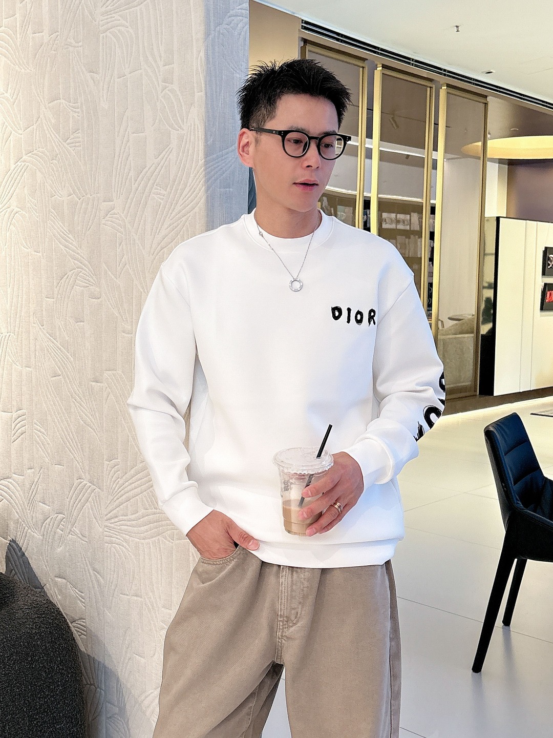 NO:547125,Dior # 2025 autumn and winter new style, eight-weed air layer pullover round neck sweatshirt, the same fashion casual pullover sweatshirt for men and women! Trading companies have sparse channels and are on sale on the leading official website! It has always been a magical existence, with extremely high recognition, and always creates fashionable items in a minimalist style. It has no restrictions on age and gender, and it is easy for anyone to control! The basic casual round neck cutout makes it look thin and hides the flesh with significant effect. It can control your daily casual clothes. It has no gender-free figure and is recommended for the same style as men and women! This sweatshirt is made of imported air-layer knitted cotton. The fabric feels light, delicate, soft and glutinous, and also takes into account the superior clarity. The terry texture is arranged tightly like fish scales inside, which is warm and breathable to the skin without any thorns! The cuffs and hem are spliced ​​with knitted ribs in the same color as the tank, making the wearer more handsome and stylish! The front of the garment is decorated with patterns, carefully printed with top-level craftsmanship, and paired with brand embellishments to show both luxury and fashion! Color black white Size S M L XL,,dior,dior,hoodie,sweatshirts,alexander wang19860909Dior 迪奥# 2025秋冬新款 八明治空气层套头圆领卫衣 男女同款时尚休闲套头卫衣衫！贸易公司渠道稀出,领先官网发售！一直都是神奇的存在,有着极高的辨识度,总是以极简风格营造时髦单品,对年龄性别都没有限制,任谁都好驾驭！基础休闲的圆领版型剪裁,着穿显瘦藏肉效果显著,能够驾驭你日常各种休闲着装穿法,无性别身材的限定,男女同款推荐！ 此款卫衣衫选用客供进口空气层针织棉布制成,该面料手感轻薄细腻软糯,同时兼顾优越的挺括感,内里如同鱼鳞般紧密排列的毛圈肌理,贴肤保暖透气毫无扎刺感可言！袖口以及下摆同缸色染针织罗纹拼接,令着身者更加帅气有型！衣身正面由图案装饰,采用顶级工艺精心印制,搭配品牌点缀,将奢华档次与时尚感都展现了出来！ 颜色黑色 白色 尺码S M L XL,,dior,dior,hoodie,sweatshirts,alexander wang,Men's clothing