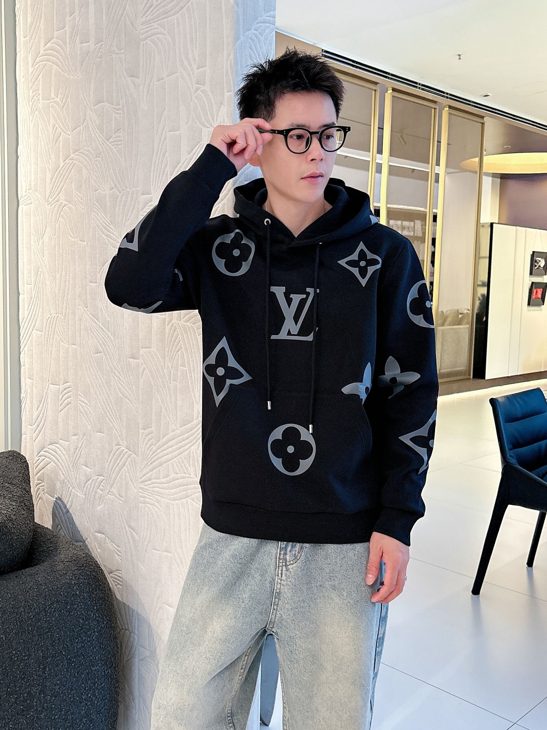 NO:547211,LV 2025 autumn and winter new series of products are launched, a very fashionable and avant-garde long-sleeved hooded sweatshirt for men and women, with logo logo print pattern design on the chest!  Different from the past, it declares the design concept that has been passed down for many years in the brand!  Its eye-catchingness is no less than any classic style, perfectly presenting the fashionable, high-end and luxurious feeling in front of the world!  Made of imported cotton materials, selected high-quality pure cotton fabrics, soft and soft to the touch, the real thing is definitely beyond your imagination, and it has been used to the extreme!  Size S-XL, louis vuitton, hoodie, sweatshirts, hats, alexander wang19860909LV 2025秋冬全新系列单品上线,非常时髦前卫的一款男女同款长袖连帽卫衣,胸前标识logo印花图案设计！区别于以往的不同,宣示品牌传承多年的设计理念！其吸睛度完全不亚于任何经典款式,将时髦高级感与奢华感完美呈现在世人眼前！客供进口全棉材质制成,精选优质纯棉面料,触感软糯亲肤细腻,实物到手绝对超乎你的想象,发挥到了极致！尺码S-XL,,louis vuitton,hoodie,sweatshirts,hats,alexander wang,Men's clothing