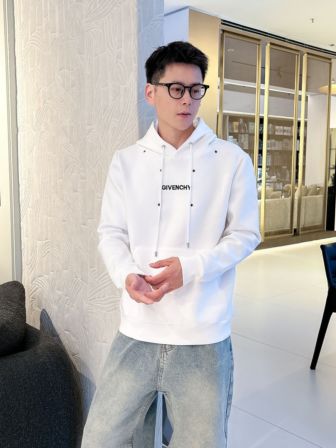 NO:547197,Givenchy's new 2025 autumn and winter hooded sweatshirt for men and women, the main creator has injected new fashion energy into fashion. By exploring various themes and sexy charm, it is highly recognizable and leads the new street fashion trend. This model is the exclusive outstanding design element of G's family, with a logo logo pattern embroidery design!  Perfect fusion, the pattern is clear and restored, showing the elegant style of the brand. The original pure cotton material is made of tight and high-end fabric, and the upper body can be easily controlled, showing the casual and fashionable charm. Size S-XL, given, given, given, gucci, hoodie, sweatshirts, hats, alexander wang19860909纪梵希 Givenchy 2025秋冬新款男女同款连帽卫衣,主创时尚注入了全新时尚能量.通过探索各种题材和性感魅力,极具辨识度,引领全新街头时尚潮流.该款是G家独家的出彩设计元素,设计标识logo图案刺绣设计！完美融合,图案清晰还原度极高,彰显品牌优雅格调.选用原版纯棉材质,面料紧实高级,上身均可轻松驾驭,展现休闲自在时尚魅力.尺码S-XL,,givenchy,givenchy,gucci,hoodie,sweatshirts,hats,alexander wang,Men's clothing