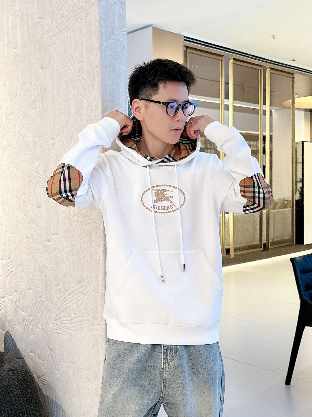 NO:547192,Burberry 2025FW Hooded Space Cotton Sweatshirt is soft and skin-friendly, with three-dimensional and not easy to wrinkle. It is comfortable to wear on the upper body and has strong breathability and moisture absorption during exercise. It is very comfortable to wear close to the body, without any discomfort!  And this design is also a distinctive banner style of the high street today. It is simple, low-key and textured, very handsome, and very representative product. It is more in line with the current aesthetics. It is really rare. There are few fashionable and easy-to-wear fashion sweatshirt items at present, so it is more meaningful and worth looking forward to. Whether it is the design or wiring, it is the highest level of craftsmanship, and the details in each place are meticulous and exquisite!  !  Color black/white Size S-XL, Burberry, Burberry, hoodie, sweatshirts,hats,alexander wang19860909巴宝莉Burberry 2025FW连帽太空棉卫衣 质感柔软亲肤细腻,版型立体不易起皱,上身舒适,在运动时起到透气吸湿的强悍性能,贴身穿着都非常舒适,毫无不适感可言！并且这种设计也是当下高街的鲜明旗帜款式,简约低调有质感,非常的帅气,十分具有代表性的产物,更加符合当下的审美,真的非常少见,目前很少有这种时尚又好穿的时尚卫衣单品,所以更具备入手的意义,也更加值得期待,无论是此款的设计,走线,都是走的最高级别的工艺等级,每一处的细节都是一丝不苟,相当考究！！ 颜色黑色/白色 尺码S-XL,,burberry,burberry,hoodie,sweatshirts,hats,alexander wang,Men's clothing