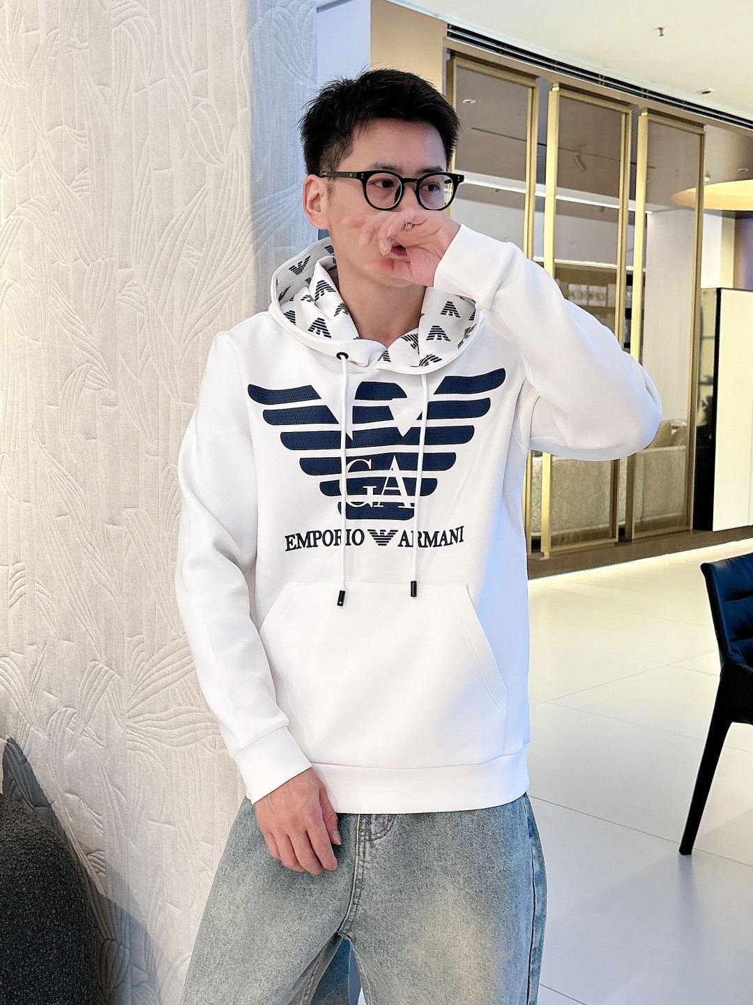 NO:547204,Armani Armani 2025 autumn and winter new men's casual long-sleeved hooded sweatshirt, original OEM factory order, logo pattern glue-pressing design!  The simple design is exquisite and elegant, amazing!  Customized original pure cotton fabric, soft and delicate feel, super comfortable on the upper body, and ultimately enjoyment of wearing!  Inheriting the classic styles of the past, the upper body effect comes naturally, and simple outfits do not require too many accessories. It can easily create a fashionable feeling, and the return rate will also increase. Get it at a speed!  Size S-XL, Armani, Armani, hoodie, sweatshirts, hats, alexander wang19860909阿玛尼 Armani 2025秋冬新款男士休闲长袖连帽卫衣,原单代工厂订单,标志logo图案压胶设计！简洁的设计精致优雅,令人叹服！定制原版纯棉面料,手感柔软细腻,上身超级舒适,极致的穿着享受！继承着以往的经典版型,上身效果自然而来的出彩,简单穿搭无需过多的饰物,轻松搭出时尚感,回头率也会随之提升.速度入手吧！尺码S-XL,,armani,armani,hoodie,sweatshirts,hats,alexander wang,Men's clothing