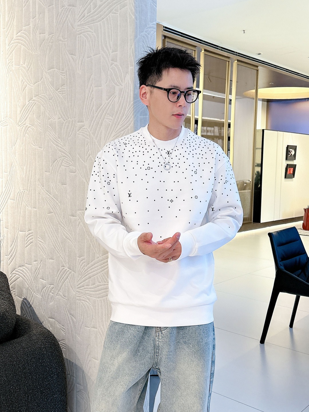 NO:547141,LV [New Product] Trade Channel OEM Products 2025SS Autumn and Winter New Products Men's Round Neck Space Cotton Sweatshirt Full of Style Creates the most outstanding luxury sports and leisure system, the most comfortable and pleasing to the eye. Monogram pattern gradually fades from bottom to top, making the elegant design appear clever and stylish. Soft mercerized cotton cuts out a slightly loose fit, matched with ribbed hem and cuffs. Adjustable hood is equipped with knitted belt. Customer-supplied worsted brushed cotton fabric is different from ordinary cotton, with smooth texture and delicate texture, and the inner velvet layer perfectly shows the inside and outside beauty. Always maintain a perfect luxury sports shape. Color: White/Black Size S/M/L/XL S Shoulder width 45 bust 104 Long 68 Sleeve length 61,,louis  vuitton, hoodie, sweatshirts, hats, alexander wang19860909LV【新品】贸易渠道代工品 2025SS秋冬新品 男士圆领太空棉卫衣 风十足缔造最为出色的奢感运动休闲体系,最为舒适养眼的感受. Monogram 图案自下而上逐渐淡出,令典雅设计呈现灵巧格调.舒软丝光棉裁出微宽松版型,搭配罗纹下摆及袖口.可调节风帽配有针织带. 客供精纺拉绒棉面料,区别于一般棉质,手感质感顺滑细腻,内里绒层面也完美展现内外兼具廓形美感.时刻保持足够完美的奢感运动造型. 颜色:白色/黑色 尺码S/M/L/XL S肩宽45胸围104衣长68袖长61,,louis vuitton,hoodie,sweatshirts,hats,alexander wang,Men's clothing