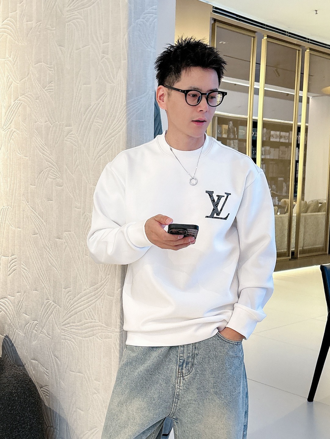 NO:547148,LV [New Product] 2025SS men's round-neck space cotton sweatshirt for autumn and winter. Every detail of the sweatshirt reveals the unique charm of the brand. From the delicate texture of jacquard cotton, to the exquisite craftsmanship of the horse buckle pattern, to the overall tailoring and lines, it all reflects the ultimate pursuit of quality and design by donkeys. Gradually outline the logo outline on the chest. The dense cotton knitted cuts a classic style, paired with ribbed neckline, flip stitching and back labels. It has excellent breathability and comfort, and is more excellent in softness and fineness. The full and thick texture feel is incomparable! The standard cutting design with ease and easy-to-use color white/black Size S/M/L/XL S Shoulder width 51 bust 106 length 66 sleeve length 69 M shoulder width 52 bust 110 length 67 sleeve length 70  L shoulder width 53 bust 114 clothes length 68 sleeve length 71 XL shoulder width 54 bust 118 clothes length 69 sleeve length 72, louis vuitton,louis vuitton,louis vuitton,hoodie,sweatshirts,alexander wang19860909LV【新品】2025SS秋冬男士圆领太空棉卫衣,该卫衣每一处细节都透露出品牌的独特魅力,从提花棉质的细腻质地,到马衔扣图案的精致工艺,再到整体的剪裁与线条,都体现了驴家对于品质与设计的极致追求. 逐渐在胸前勾勒 标识轮廓.密纺棉质针织裁出经典版型,搭配罗纹领口、翻转效果缝线和背后标签. 透气舒适感极佳,柔软细腻更为卓越.饱满厚实的质感手感无以比拟!一体成型游刃有余的标准裁剪设计 颜色白色/黑色 尺码S/M/L/XL S 肩宽51 胸围106 衣长66 袖长69 M 肩宽52 胸围110 衣长67 袖长70 L肩宽53 胸围114 衣长68 袖长71 XL肩宽54 胸围118 衣长69 袖长72,,louis vuitton,louis vuitton,louis vuitton,hoodie,sweatshirts,alexander wang,Men's clothing