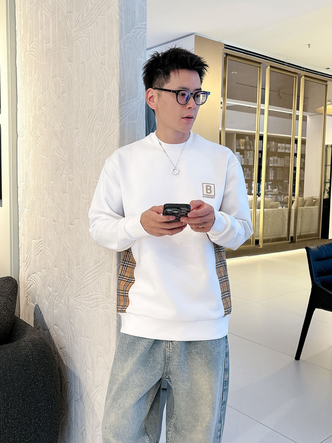 NO:547184,BURBERRY 2025ss autumn and winter new products, long-sleeved space cotton sweatshirt, classic logo design, versatile models, released simultaneously on the official website. Customized fabrics are soft and delicate, with a high skin-friendly feel, perfectly interpreting the brand's fashion trend!  Men’s wardrobe are indispensable, and they are low-key designs and must-haves. Dears, please buy them quickly!  S-XL, burberry, burberry, hoodie, sweatshirts, alexander wang19860909BURBERRY巴宝莉 2025ss秋冬新品 长袖太空棉卫衣,经典Logo设计,百搭款 官网同步发售 定制面料,柔软细腻,亲肤感极高,完美诠释出品牌的时尚潮流！男人的衣柜都少不了基础 是低调的设计 必备款,亲们赶紧入手！码数S-XL,,burberry,burberry,hoodie,sweatshirts,alexander wang,Men's clothing