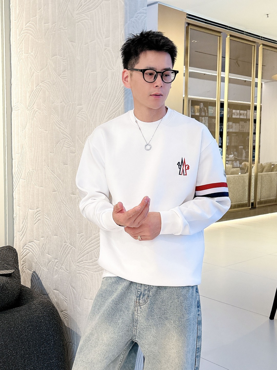 NO:547157,Moncler [New Product] comes from trade channels, precious and dynamic! The combination of trendy culture and classic fashion. 2025 SS counter synchronizes autumn and winter new products. Men's round neck pullover ski series space cotton sweatshirt. The solid woven surface is soft and warm, and the unlimited comfort feels warm! The generous and cheerful shape has never changed. The super-large system Mon badge design is the overall highlight of the highlight. The dense brushing process makes the fluff delicate and soft, flat, uniform and stable fit, and the dense wool feel highlights the three-dimensional effect. The mask is sewn and sewn tightly. The special glue and separator film printing glue are made. The fine texture is integrated with the fabric, and the texture perfectly interprets the charm of fashion art. Color: black/white Size S/M/L/XL  S shoulder width 45 bust 102 clothes length 66 sleeve length 61, Moncler, hoodie, sweatshirts, alexander wang19860909蒙口Moncler【新品】来自贸易渠道货源,珍贵而动感!潮流文化与经典时尚的结合.2025 SS柜台同步秋冬新品 男士圆领套头滑雪系列太空棉卫衣 扎扎实实的织面松软温润,无限的舒适感倍感温暖!阔绰爽朗的型格从未改变.超大体系的Mon徽章设计是整体的亮点凝聚力量.密植拉绒工艺制作让绒毛细腻柔软,平整均匀稳固贴合,密集的毛料感凸显立体效果.掩线缝合严丝合缝. Logo字母特殊胶浆膜体印胶制作,精细质感做到了与面料浑然一体化,纹理尽显完美演绎了时尚艺术的魅力. 颜色:黑色/白色 尺码S/M/L/XL S肩宽45胸围102衣长66袖长61,,Moncler,hoodie,sweatshirts,alexander wang,Men's clothing