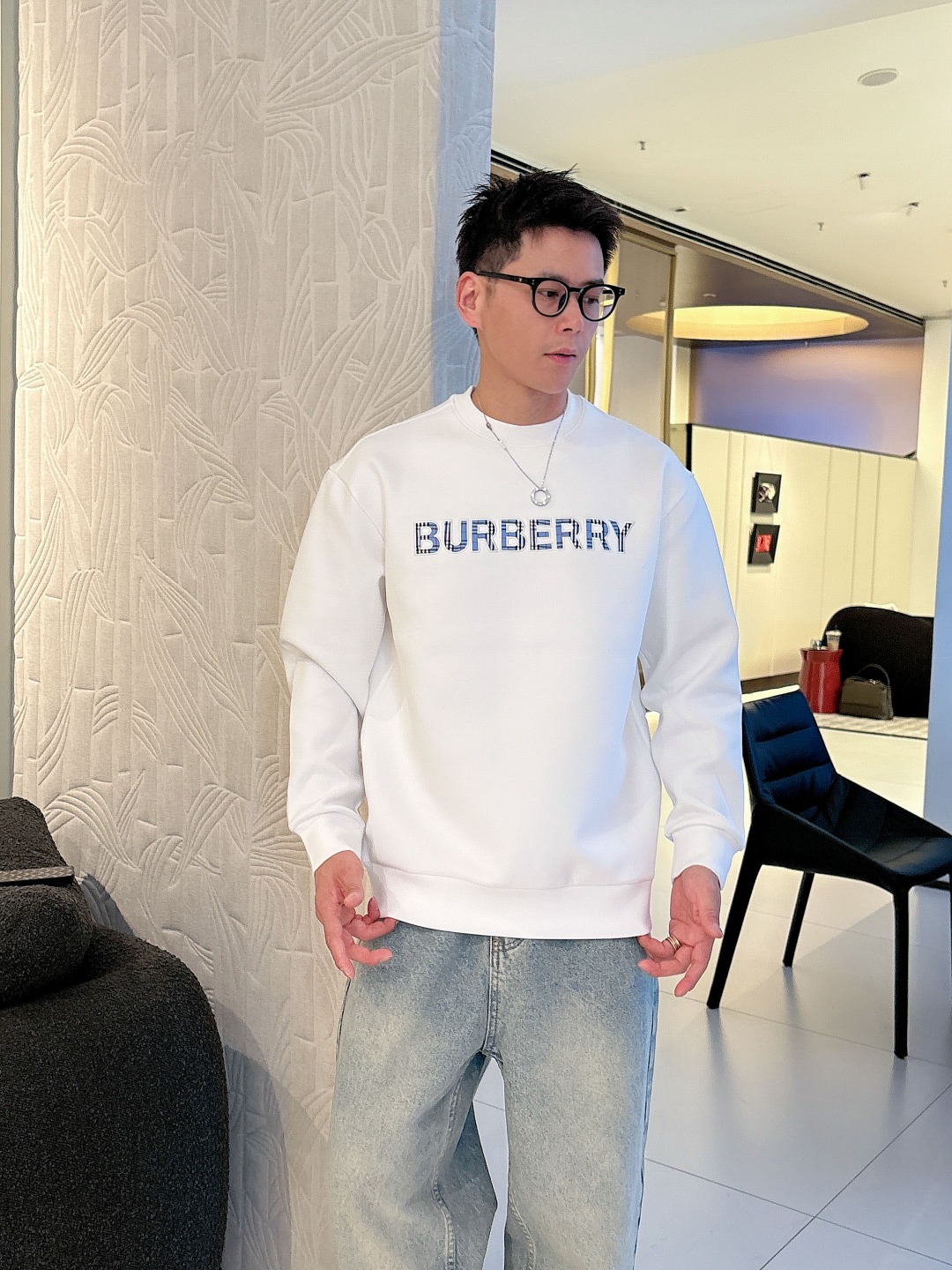 NO:547137,Burberry [New Product] 2025 Autumn and Winter Three-dimensional Logo Embroidered Pullover Space Cotton Sweatshirt High-end Sweatshirt, the best original single!  A streamlined fashion sense, feel the unique temperament of British style. Advocate the future of personality, youth, and creativity... Customer-supplied fleece cotton fabric, with super texture and neat and detailed inner woven surface. The texture is smooth and delicate, comfortable and breathable. The cutting process is perfect enough for the upper body. The neat and symmetrical beauty and three-dimensional sense are super different from traditional offset printing patterns. Exquisite embroidery Color white/black Size S/M/L/XL S shoulder width 44 bust 104 long 67 sleeve length 61, burberry, burberry, hoodie, sweatshirts, alexander wang19860909巴宝莉burberry【新品】2025秋冬立体徽标刺绣套头太空棉卫衣 高端卫衣,极品原单！ 精简的时尚感,感受英式风格的独特气质.崇尚个性未来,青春,创意... 客供翻面绒棉质面料,内里织面质感超强,工整细致.质感顺滑细腻,舒适透气.裁剪工艺到位上身绝对足够完美. 工整对称的美感,立体感超强区别传统胶印图案.精美刺绣 颜色白色/黑色 尺码 S/M/L/XL S肩宽44胸围104衣长67袖长61,,burberry,burberry,hoodie,sweatshirts,alexander wang,Men's clothing