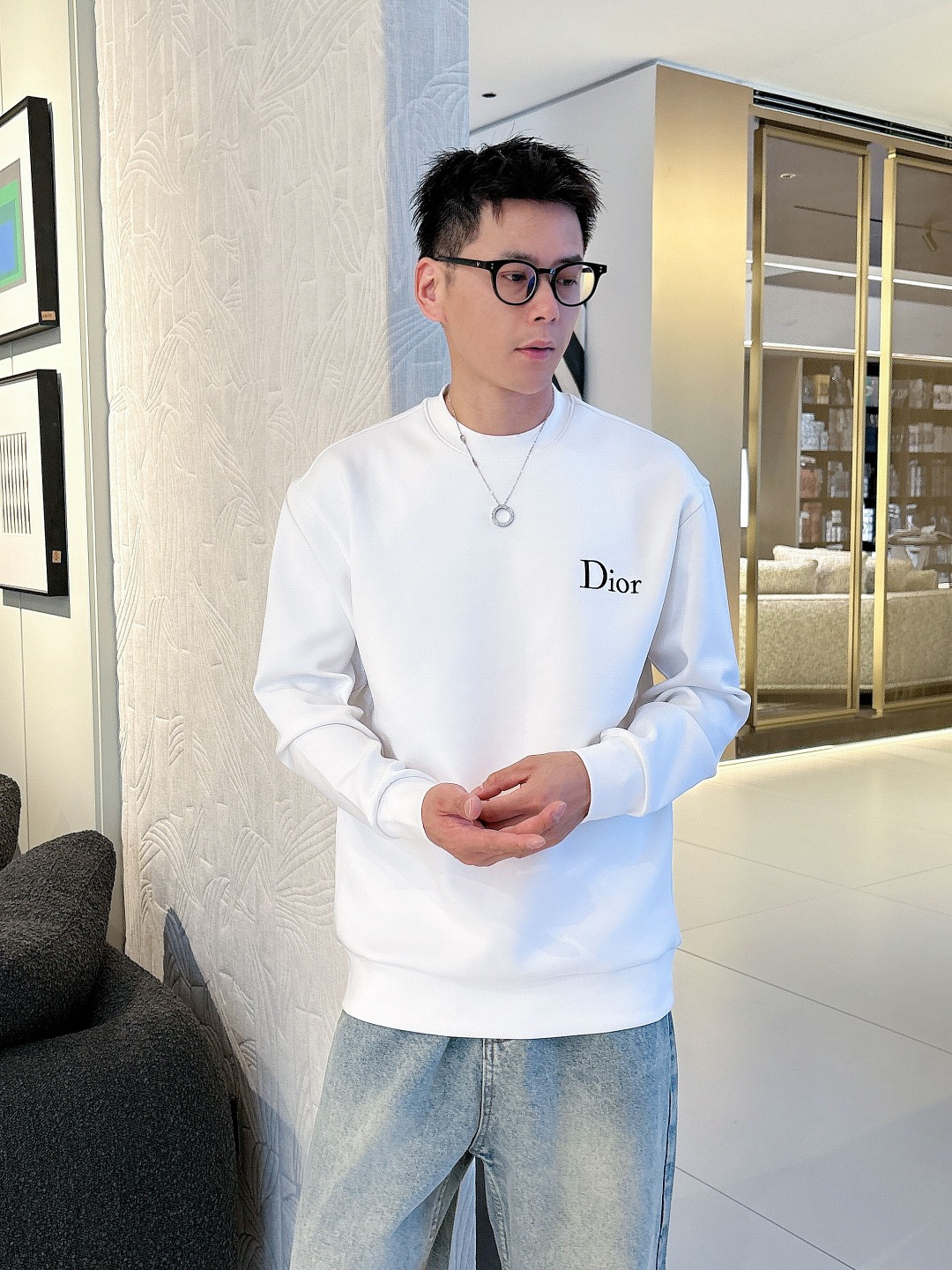 NO:547166,Dior # 2025 autumn and winter new style, eight-weed air layer pullover round neck sweatshirt, the same fashion casual pullover sweatshirt for men and women! Trading companies have sparse channels and are on sale on the leading official website! It has always been a magical existence, with extremely high recognition, and always creates fashionable items in a minimalist style. It has no restrictions on age and gender, and it is easy for anyone to control! The basic casual round neck cutout makes it look thin and hides the flesh with significant effect. It can control your daily casual clothes. It has no gender-free figure and is recommended for the same style as men and women! This sweatshirt is made of imported air-layer knitted cotton. The fabric feels light, delicate, soft and glutinous, and also takes into account the superior clarity. The terry texture is arranged tightly like fish scales inside, which is warm and breathable to the skin without any thorns! The cuffs and hem are spliced ​​with knitted ribs in the same color as the tank, making the wearer more handsome and stylish! The front of the garment is decorated with patterns, carefully printed with top-level craftsmanship, and paired with brand embellishments to show both luxury and fashion! Color black white Size S M L XL,,dior,dior,hoodie,sweatshirts,alexander wang19860909Dior 迪奥# 2025秋冬新款 八明治空气层套头圆领卫衣 男女同款时尚休闲套头卫衣衫！贸易公司渠道稀出,领先官网发售！一直都是神奇的存在,有着极高的辨识度,总是以极简风格营造时髦单品,对年龄性别都没有限制,任谁都好驾驭！基础休闲的圆领版型剪裁,着穿显瘦藏肉效果显著,能够驾驭你日常各种休闲着装穿法,无性别身材的限定,男女同款推荐！ 此款卫衣衫选用客供进口空气层针织棉布制成,该面料手感轻薄细腻软糯,同时兼顾优越的挺括感,内里如同鱼鳞般紧密排列的毛圈肌理,贴肤保暖透气毫无扎刺感可言！袖口以及下摆同缸色染针织罗纹拼接,令着身者更加帅气有型！衣身正面由图案装饰,采用顶级工艺精心印制,搭配品牌点缀,将奢华档次与时尚感都展现了出来！ 颜色黑色 白色 尺码S M L XL,,dior,dior,hoodie,sweatshirts,alexander wang,Men's clothing