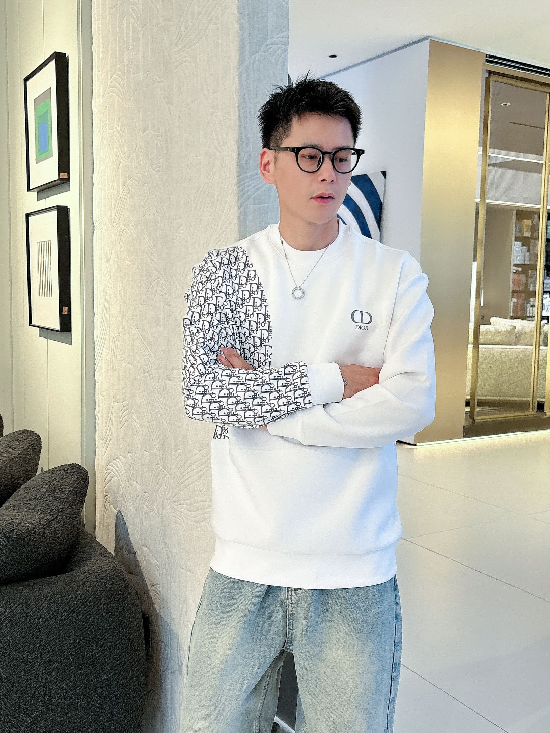 NO:547175,Dior Dior [New Product] 2025 autumn and winter men's letter logo pullover space cotton sweatshirt classic OS style, simple without losing style. Daily sports and leisure business without any pressure... Customer-supplied space knitted cotton, made through mini knitted three-dimensional process, the inner scales are as neat as strong, breathable and comfortable, the details and touch are invincible, the first choice for single-wearing inner wear! The new PD adopts new offset printing technology and melt-iron printing treatment, showing the new posture and pattern characteristics. The texture is extraordinary and constantly glued. The tight rib knitted neckline is neat and delicate and unchanged, and the exquisite craftsmanship is impeccable. Color white/black Size S/M/L/XL M Shoulder width 44 bust 102 Long 67 Sleeve length 64, dior, dior, hoodie, sweatshirts, alexander wang19860909迪奥 Dior【新品】2025秋冬男士字母标识套头太空棉卫衣 经典OS版型,简约而不失格调.日常运动休闲商务毫无压力... 客供太空针织棉,经由微型针织立体工艺过程制作,内里鳞甲般工整,质感超强,透气舒适,细节感和触感柔更是无敌,单穿内搭首选! 全新PD 采用新式胶印技术及融烫印花处理,尽显全新姿态型格特色.,质感非凡,不断胶.严密罗纹针织领口工整细致不变型,精湛的工艺无懈可击. 颜色白色/黑色 尺码S/M/L/XL M肩宽44胸围102衣长67袖长64,,dior,dior,hoodie,sweatshirts,alexander wang,Men's clothing