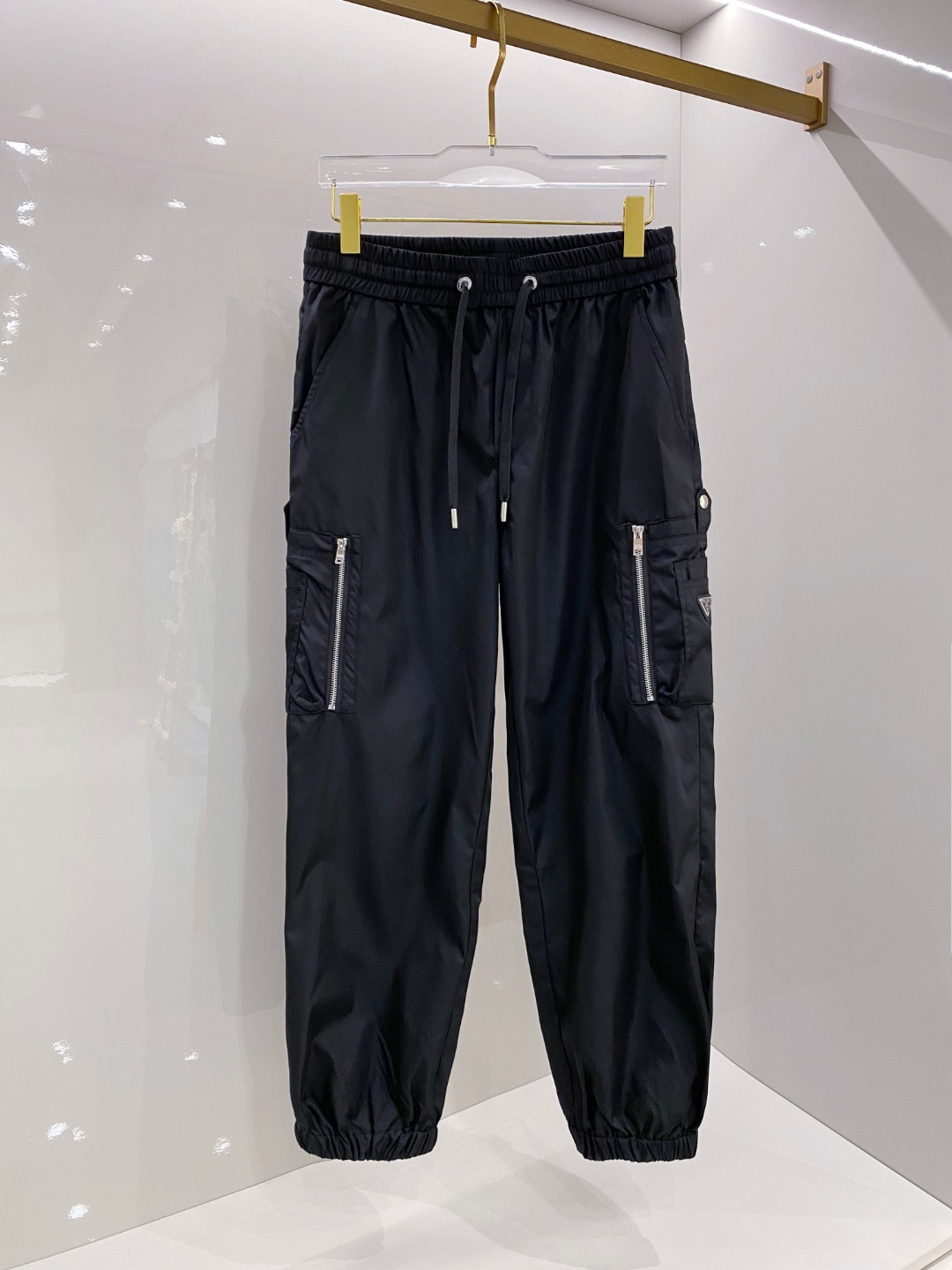 NO:565094,Prada 2025ss autumn and winter latest casual pants counter 1:1 top replica, full condition!  A must-have item for fashionistas!  Those who know the goods should hurry up and get started. Sizes 48-56, prada, alexander wang19860909普拉达 2025ss秋冬最新款休闲裤专柜1:1顶级复刻,全品相！潮人必备单品！懂货的老铁赶紧下手 尺码48-56,,prada,alexander wang,Men's clothing