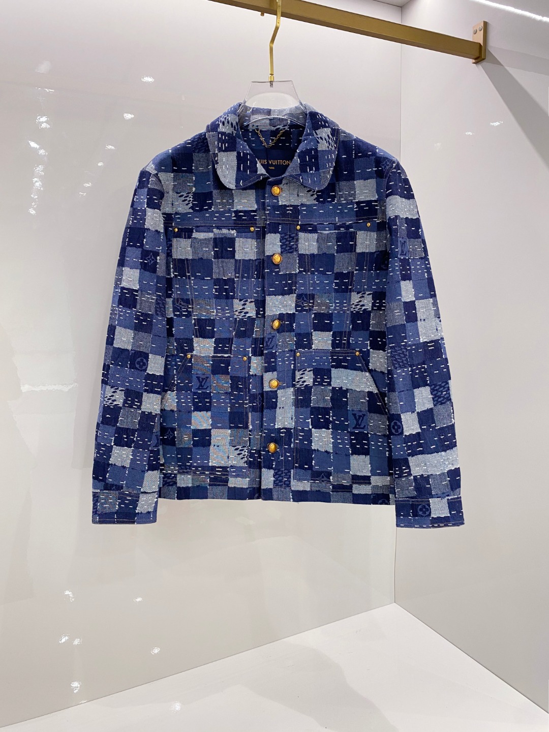 NO:565081,2025SS new autumn and winter LV jacquard jacket lapel jacket, counter-customized fabric, high breathability and comfort, impeccable details, brand element design concept, reflecting high quality. It feels delicate and soft!  It presents a casual cut and the upper body shape is awesome!  Wearing it makes you feel comfortable and slim, lazy and casual. When combined with clean and simple colors, it is particularly attractive and suitable for daily wear. We introduce sports items decorated with vibrant prints to welcome the arrival of the warm season. Sizes 48/50/52/54/56,, louis vuitton, jackets & coats, jackets & coats, alexander wang198609092025SS秋冬新品LV提花夹克翻领外套 专柜定制面料 透气舒适度高,细节无可挑剔,品牌元素设计理念,体现高品质.手感细腻柔软！呈现休闲裁剪,上身版型超赞！穿上就是舒适自在又显瘦的存在,慵懒而随性,结合干净简单的色系就特别耐看,适合日常穿着~倾情推出缀饰活力印花的运动单品,迎接温暖季节的到来. 尺码48/50/52/54/56,,louis vuitton,jackets & coats,jackets & coats,alexander wang,Men's clothing