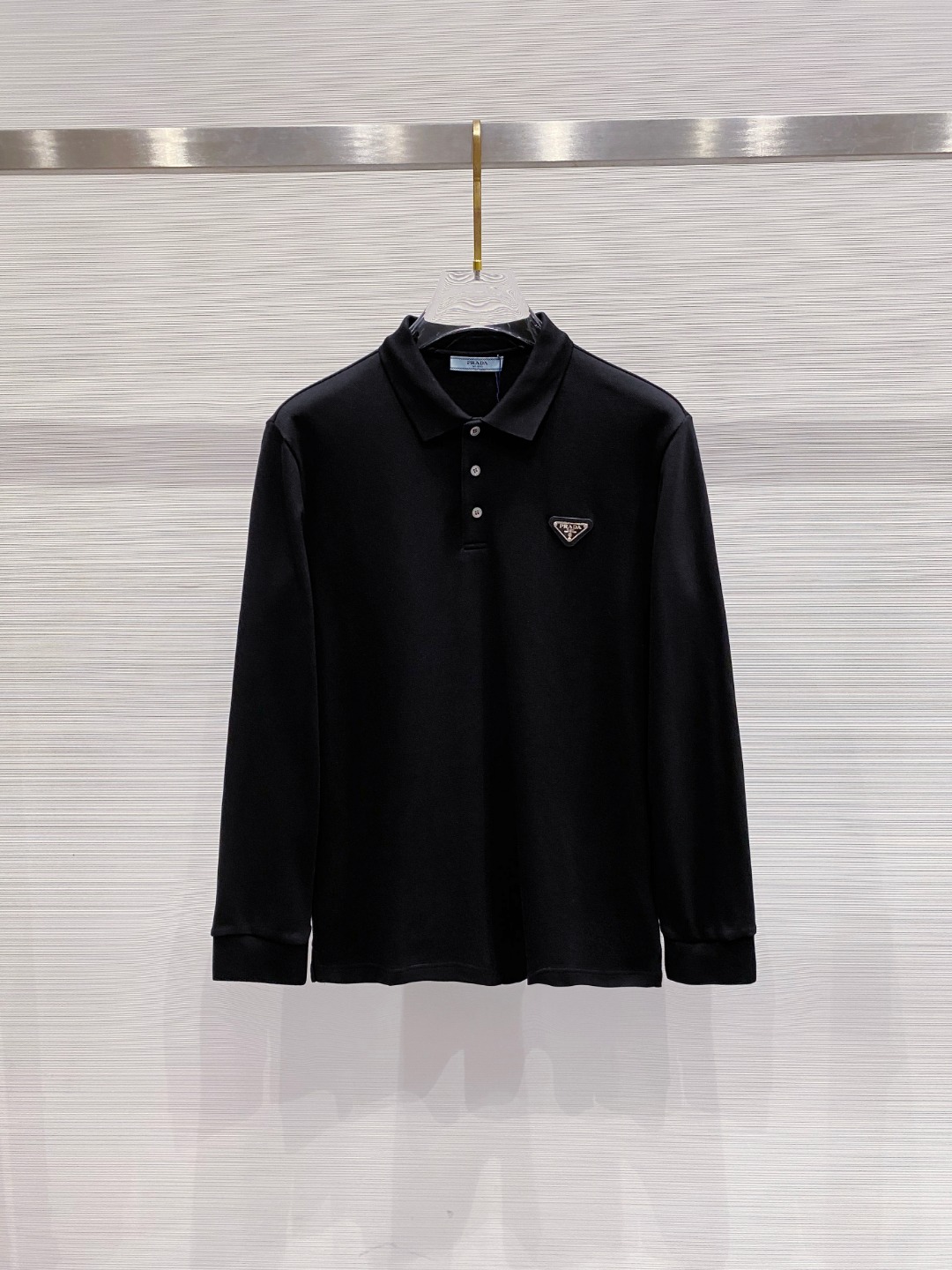 NO:644090,Prada 2025 autumn and winter new long-sleeved polo shirt. Product from Hong Kong trading company, pure foreign trade channel, same style at the counter!  !  The high-grade materials imported from Egypt are selected from the finest long-staple cotton raw materials with excellent sunlight in the Nile River area. They are custom-woven and dyed in a century-old British workshop. It is an extremely luxurious and special material. The fabric properties are all of the highest quality. The mesh structure is delicate and natural, with perfect combination of comfort and breathability. The tactile experience is self-evident, and the ultimate luxury enjoyment!  The details are exquisite, the appearance is perfect, and the craftsmanship is demonstrated everywhere. The fashionable three-button placket and lapel design are fashionable and age-reducing. The upper body is full of temperament, elegant and capable, has both style and versatility. It is a POLO shirt with excellent wearability!  Size M-3XL,,prada,prada,alexander wang19860909Prada 普拉达 2025秋冬新款长袖polo衫 香港贸易公司货,纯正洋行渠道,专柜同款！！ 客供埃及进口高级物料,甄选尼罗河区域光照极好的上等长绒棉花原料,经过英国百年工坊定织定染而成,极为奢华特殊的材质,面料属性皆为上乘,网眼结构细腻自然,舒适性与透气性完美兼备,触感体验不言而喻,奢华极致享受！ 细节精致出挑,品相完美如斯,处处彰显出匠心工艺,时尚三扣开合门襟,搭配翻领设计,时髦且减龄,上身满满的气质感,优雅且干练,型格兼具,百搭实穿性极好的一款POLO衫！尺码M-3XL,,prada,prada,alexander wang,Men's clothing