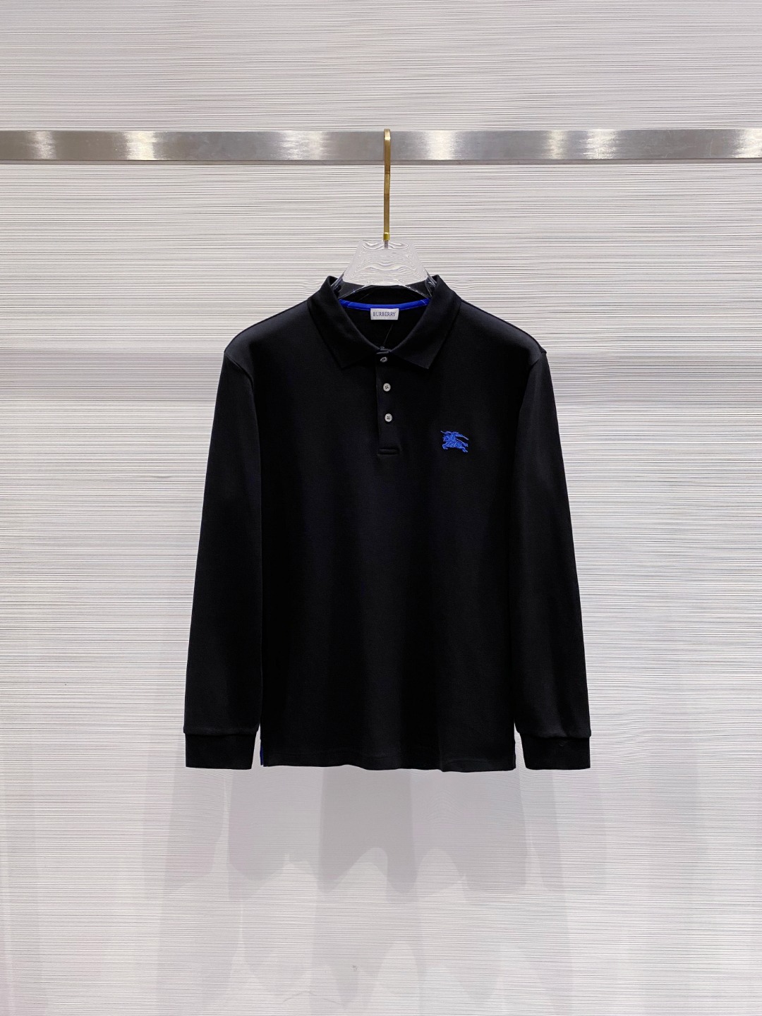 NO:644093,Burberry 2025 autumn and winter new long-sleeved polo shirt. Product from Hong Kong trading company, pure foreign trade channel, the same style at the counter!  !  The high-grade materials imported from Egypt are selected from the finest long-staple cotton raw materials with excellent sunlight in the Nile River area. They are custom-woven and dyed in a century-old British workshop. It is an extremely luxurious and special material. The fabric properties are all of the highest quality. The mesh structure is delicate and natural, with perfect combination of comfort and breathability. The tactile experience is self-evident, and the ultimate luxury enjoyment!  The details are exquisite, the appearance is perfect, and the craftsmanship is demonstrated everywhere. The fashionable three-button placket and lapel design are fashionable and age-reducing. The upper body is full of temperament, elegant and capable, has both style and versatility. It is a POLO shirt with excellent wearability!  Size M-3XL,,burberry,burberry,alexander wang19860909Burberry 巴宝莉 2025秋冬新款长袖polo衫 香港贸易公司货,纯正洋行渠道,专柜同款！！ 客供埃及进口高级物料,甄选尼罗河区域光照极好的上等长绒棉花原料,经过英国百年工坊定织定染而成,极为奢华特殊的材质,面料属性皆为上乘,网眼结构细腻自然,舒适性与透气性完美兼备,触感体验不言而喻,奢华极致享受！ 细节精致出挑,品相完美如斯,处处彰显出匠心工艺,时尚三扣开合门襟,搭配翻领设计,时髦且减龄,上身满满的气质感,优雅且干练,型格兼具,百搭实穿性极好的一款POLO衫！尺码M-3XL,,burberry,burberry,alexander wang,Men's clothing