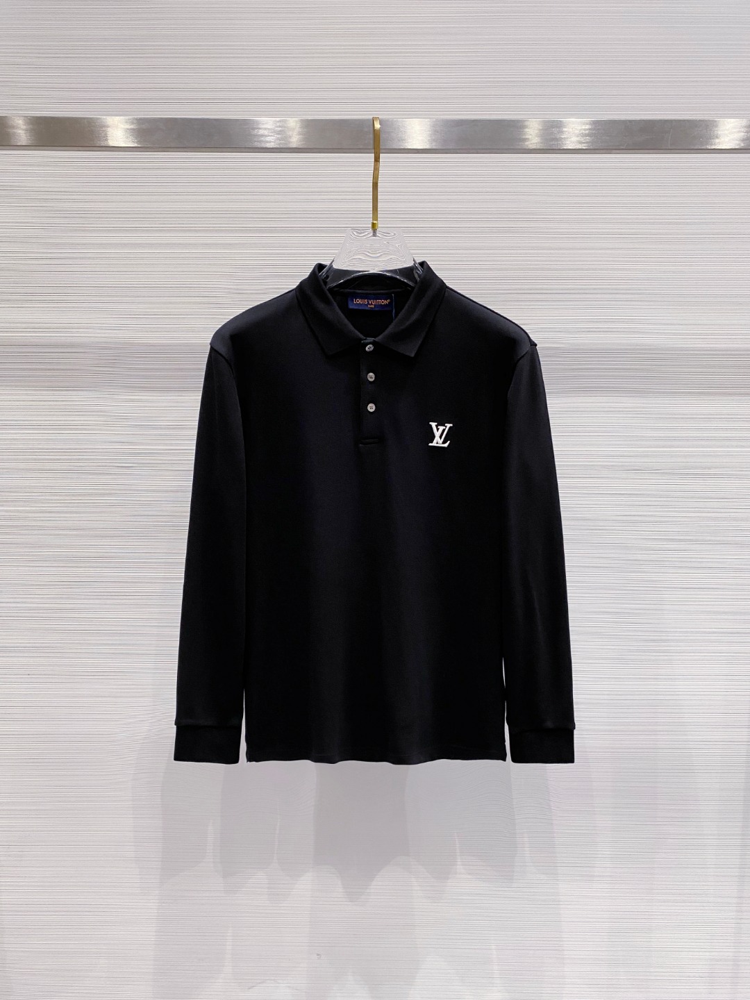 NO:644096,LV 2025 autumn and winter new long-sleeved polo shirts are from Hong Kong trading companies, pure foreign trade channels, the same style at counters!  !  The high-grade materials imported from Egypt are selected from the finest long-staple cotton raw materials with excellent sunlight in the Nile River area. They are custom-woven and dyed in a century-old British workshop. It is an extremely luxurious and special material. The fabric properties are all of the highest quality. The mesh structure is delicate and natural, with perfect combination of comfort and breathability. The tactile experience is self-evident, and the ultimate luxury enjoyment!  The details are exquisite, the appearance is perfect, and the craftsmanship is demonstrated everywhere. The fashionable three-button placket and lapel design are fashionable and age-reducing. The upper body is full of temperament, elegant and capable, has both style and versatility. It is a POLO shirt with excellent wearability!  Size M-3XL,,louis vuitton,alexander wang19860909LV 2025秋冬新款长袖polo衫 香港贸易公司货,纯正洋行渠道,专柜同款！！ 客供埃及进口高级物料,甄选尼罗河区域光照极好的上等长绒棉花原料,经过英国百年工坊定织定染而成,极为奢华特殊的材质,面料属性皆为上乘,网眼结构细腻自然,舒适性与透气性完美兼备,触感体验不言而喻,奢华极致享受！ 细节精致出挑,品相完美如斯,处处彰显出匠心工艺,时尚三扣开合门襟,搭配翻领设计,时髦且减龄,上身满满的气质感,优雅且干练,型格兼具,百搭实穿性极好的一款POLO衫！尺码M-3XL,,louis vuitton,alexander wang,Men's clothing