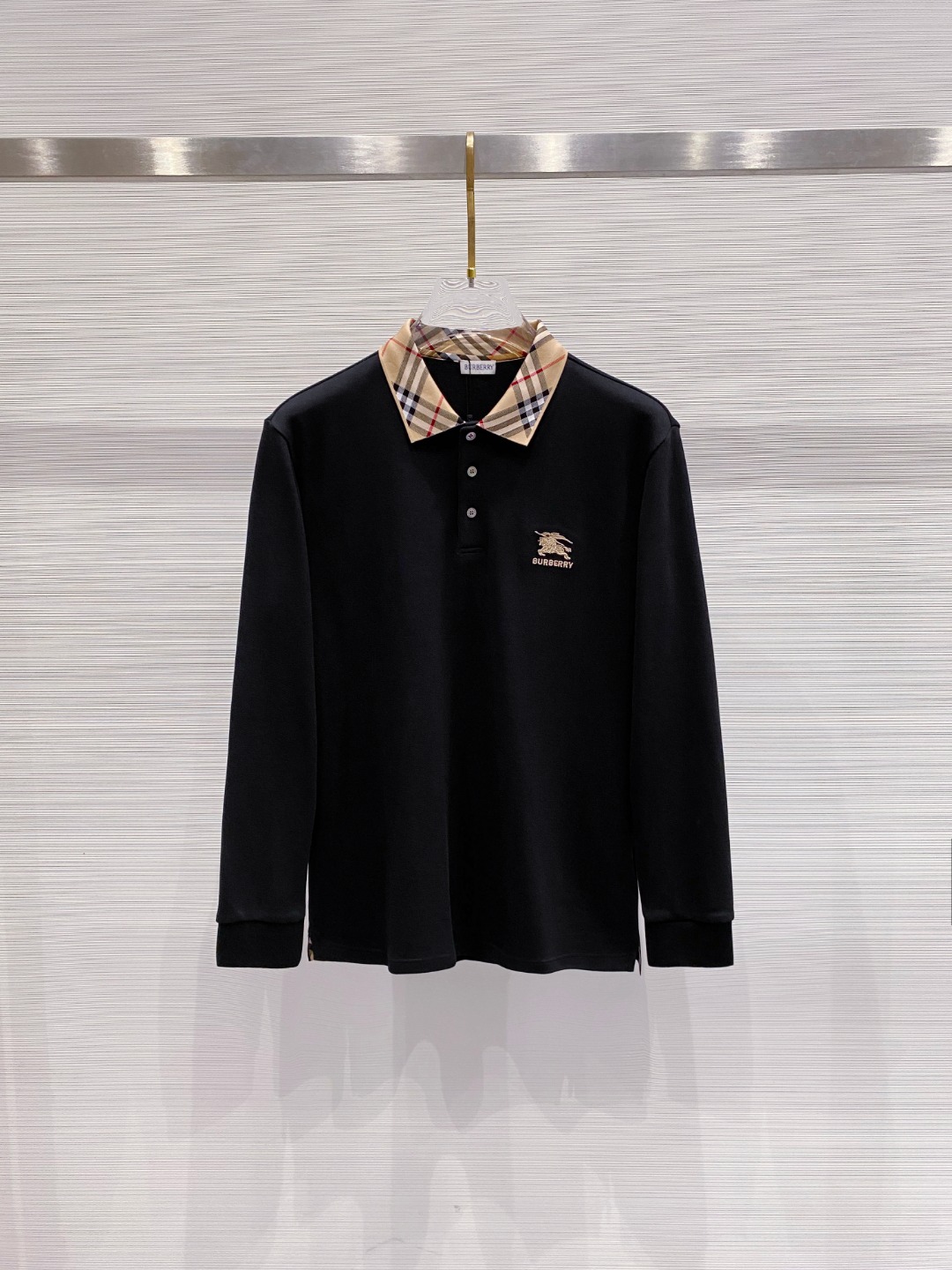 NO:644099,Burberry 2025 autumn and winter new long-sleeved polo shirt. Product from Hong Kong trading company, pure foreign trade channel, the same style at the counter!  !  The high-grade materials imported from Egypt are selected from the finest long-staple cotton raw materials with excellent sunlight in the Nile River area. They are custom-woven and dyed in a century-old British workshop. It is an extremely luxurious and special material. The fabric properties are all of the highest quality. The mesh structure is delicate and natural, with perfect combination of comfort and breathability. The tactile experience is self-evident, and the ultimate luxury enjoyment!  The details are exquisite, the appearance is perfect, and the craftsmanship is demonstrated everywhere. The fashionable three-button placket and lapel design are fashionable and age-reducing. The upper body is full of temperament, elegant and capable, has both style and versatility. It is a POLO shirt with excellent wearability!  Size M-3XL,,burberry,burberry,alexander wang19860909Burberry 巴宝莉 2025秋冬新款长袖polo衫 香港贸易公司货,纯正洋行渠道,专柜同款！！ 客供埃及进口高级物料,甄选尼罗河区域光照极好的上等长绒棉花原料,经过英国百年工坊定织定染而成,极为奢华特殊的材质,面料属性皆为上乘,网眼结构细腻自然,舒适性与透气性完美兼备,触感体验不言而喻,奢华极致享受！ 细节精致出挑,品相完美如斯,处处彰显出匠心工艺,时尚三扣开合门襟,搭配翻领设计,时髦且减龄,上身满满的气质感,优雅且干练,型格兼具,百搭实穿性极好的一款POLO衫！尺码M-3XL,,burberry,burberry,alexander wang,Men's clothing