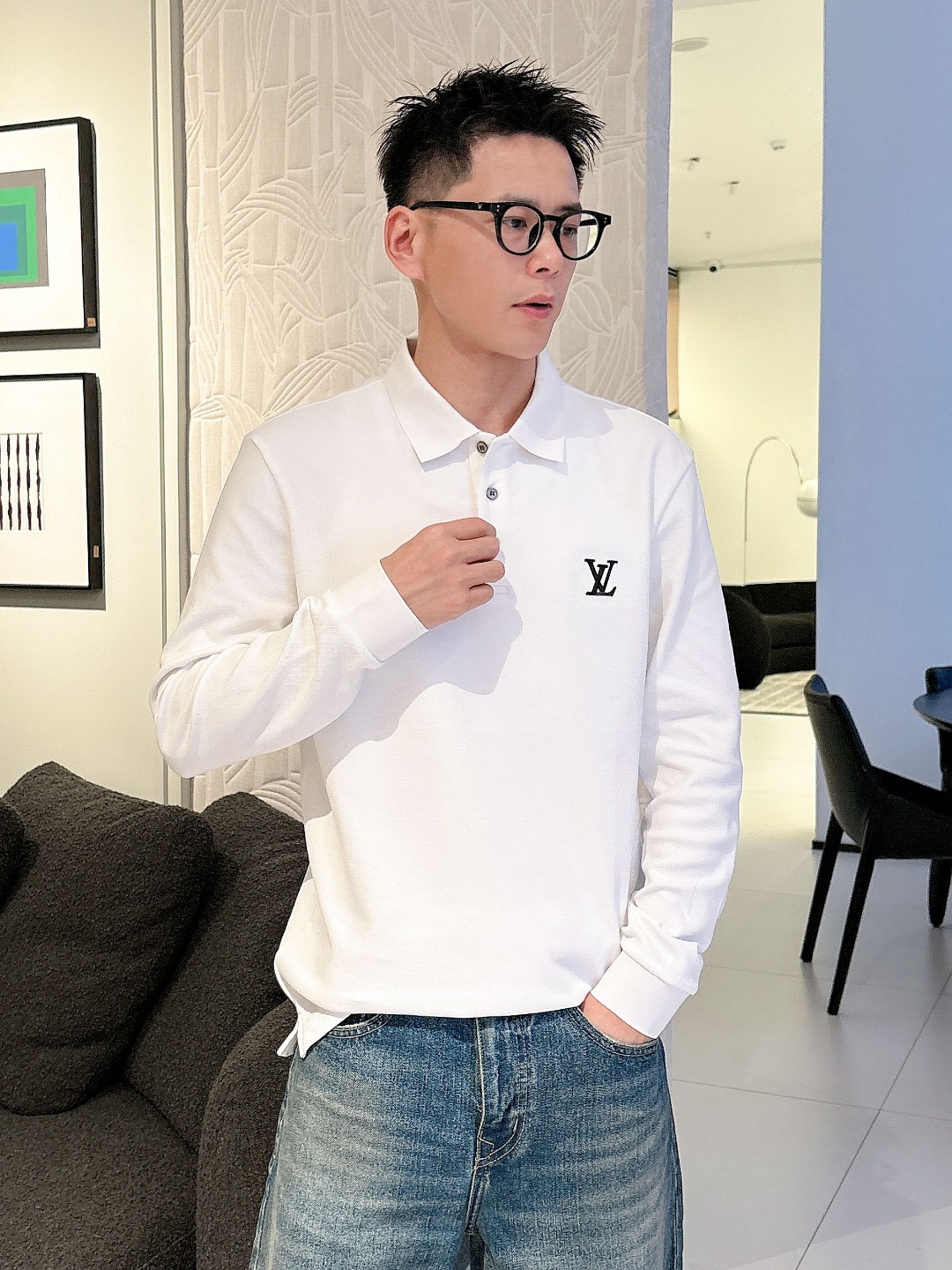 NO:540748,LV 2025 autumn and winter new long-sleeved polo shirt, Hong Kong trading company product, pure foreign business channels, same style for counters!  !  Customers supply high-end materials imported from Egypt, selected high-quality long-length cotton raw materials in the Nile area, and were made by a century-old British workshop. It is extremely luxurious and special material, with excellent fabric attributes, delicate and natural mesh structure, perfect comfort and breathability, and the touch experience is self-evident, luxurious and ultimate enjoyment!  The details are exquisite and outstanding, the appearance is perfect, and the craftsmanship is demonstrated everywhere. The fashionable three-button opening and closing placket is matched with a lapel design, which is fashionable and age-reducing. The upper body is full of temperament, elegant and capable, with both styles, and a versatile and practical wearable style!  Size M-3XL, louis vuitton,alexander wang19860909LV 2025秋冬新款长袖polo衫 香港贸易公司货,纯正洋行渠道,专柜同款！！ 客供埃及进口高级物料,甄选尼罗河区域光照极好的上等长绒棉花原料,经过英国百年工坊定织定染而成,极为奢华特殊的材质,面料属性皆为上乘,网眼结构细腻自然,舒适性与透气性完美兼备,触感体验不言而喻,奢华极致享受！ 细节精致出挑,品相完美如斯,处处彰显出匠心工艺,时尚三扣开合门襟,搭配翻领设计,时髦且减龄,上身满满的气质感,优雅且干练,型格兼具,百搭实穿性极好的一款POLO衫！尺码M-3XL,,louis vuitton,alexander wang,Men's clothing