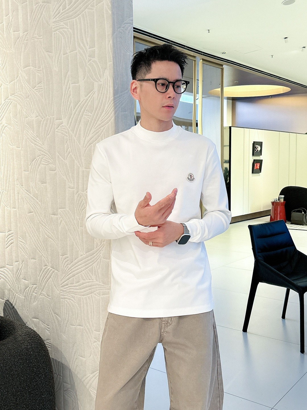 NO:540750,Moncler 2025 autumn and winter counter new style, fashionable and casual base shirt, long-sleeved T-shirt, selected imported high-density double-sided cotton fabric, exquisite original logo, excellent comfort and breathability, excellent soft, wrinkle-resistant elasticity and drooping. Whether worn alone or in the inner wear, it is very handsome, which conforms to the practical dressing habits of men, pursues luxury, noble and elegant style, and creates extraordinary men's taste. The visual effect is very good, the grade is extremely high, simple and fashionable, and a must-have choice for casual business!  S-XXL, Moncler,tees,t-shirt,alexander wang19860909蒙口 Moncler 2025秋冬专柜新款 时尚休闲打底衫长袖T恤,精选进口高密度双面拉架棉面料,精致原版logo打造,舒适性与透气性兼优,柔软抗皱弹性和垂性极佳,无论是单穿或是内搭都是帅气十足,吻合了男性实用穿衣习惯,追求奢华高贵优雅风范,打造不凡男士品味,视觉效果非常赞,档次极高,简约时尚,休闲商务必备之选！ 码数S-XXL,,Moncler,tees，t-shirt,alexander wang,Men's clothing