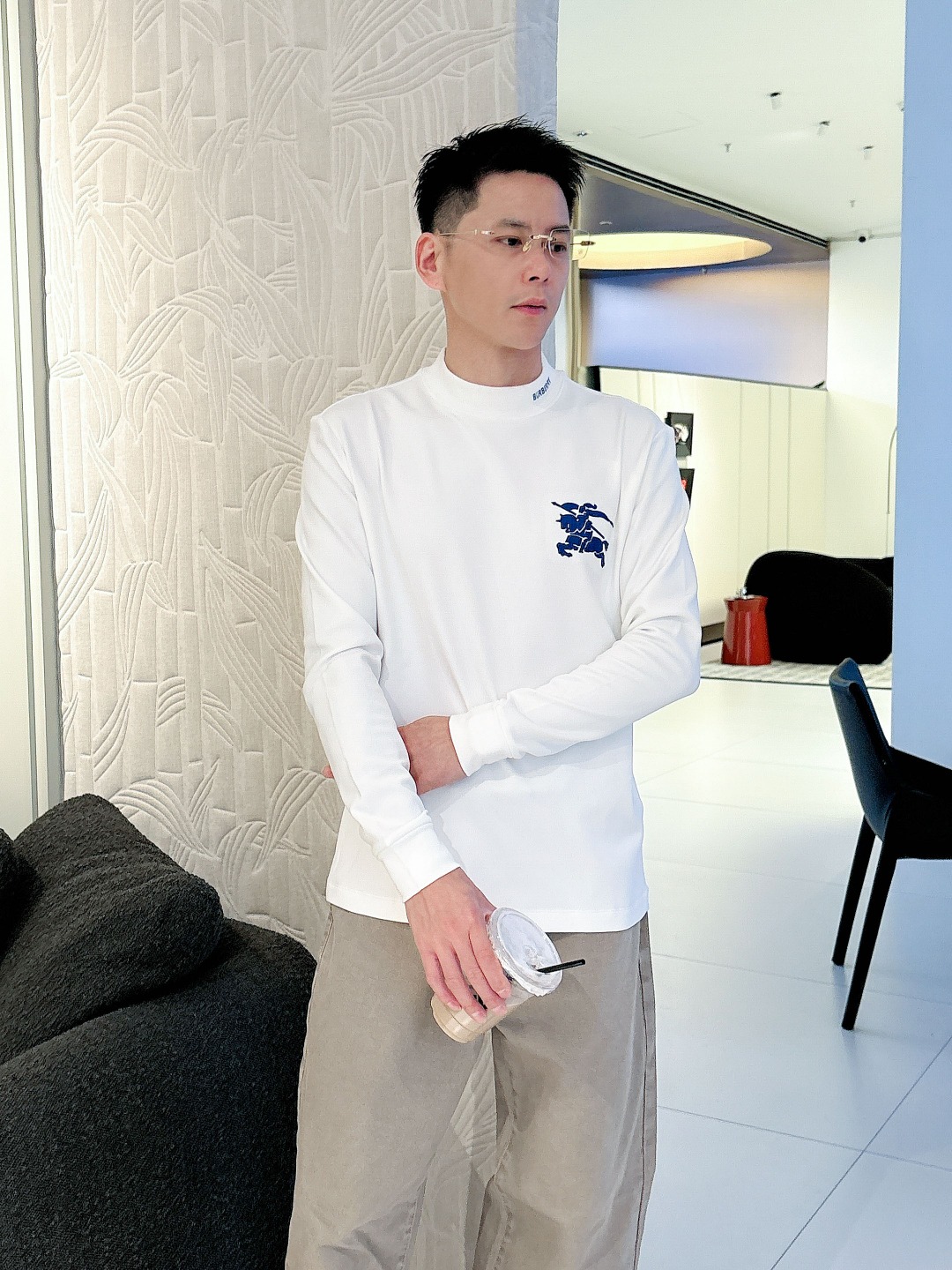 NO:540754,Burberry Burberry 2025 autumn and winter counter new style, fashionable and casual base shirt, long-sleeved T-shirt, selected imported high-density double-sided cotton fabric, exquisite original logo, excellent comfort and breathability, excellent soft, wrinkle-resistant elasticity and drooping. Whether worn alone or in the inner wear, it is very handsome, which conforms to the practical dressing habits of men, pursues luxury, noble and elegant style, and creates extraordinary men's taste. The visual effect is very good, the grade is extremely high, simple and fashionable, and a must-have choice for casual business!  S-XXL, burberry, burberry, tees, t-shirt, alexander wang19860909巴宝莉 Burberry 2025秋冬专柜新款 时尚休闲打底衫长袖T恤,精选进口高密度双面拉架棉面料,精致原版logo打造,舒适性与透气性兼优,柔软抗皱弹性和垂性极佳,无论是单穿或是内搭都是帅气十足,吻合了男性实用穿衣习惯,追求奢华高贵优雅风范,打造不凡男士品味,视觉效果非常赞,档次极高,简约时尚,休闲商务必备之选！ 码数S-XXL,,burberry,burberry,tees，t-shirt,alexander wang,Men's clothing