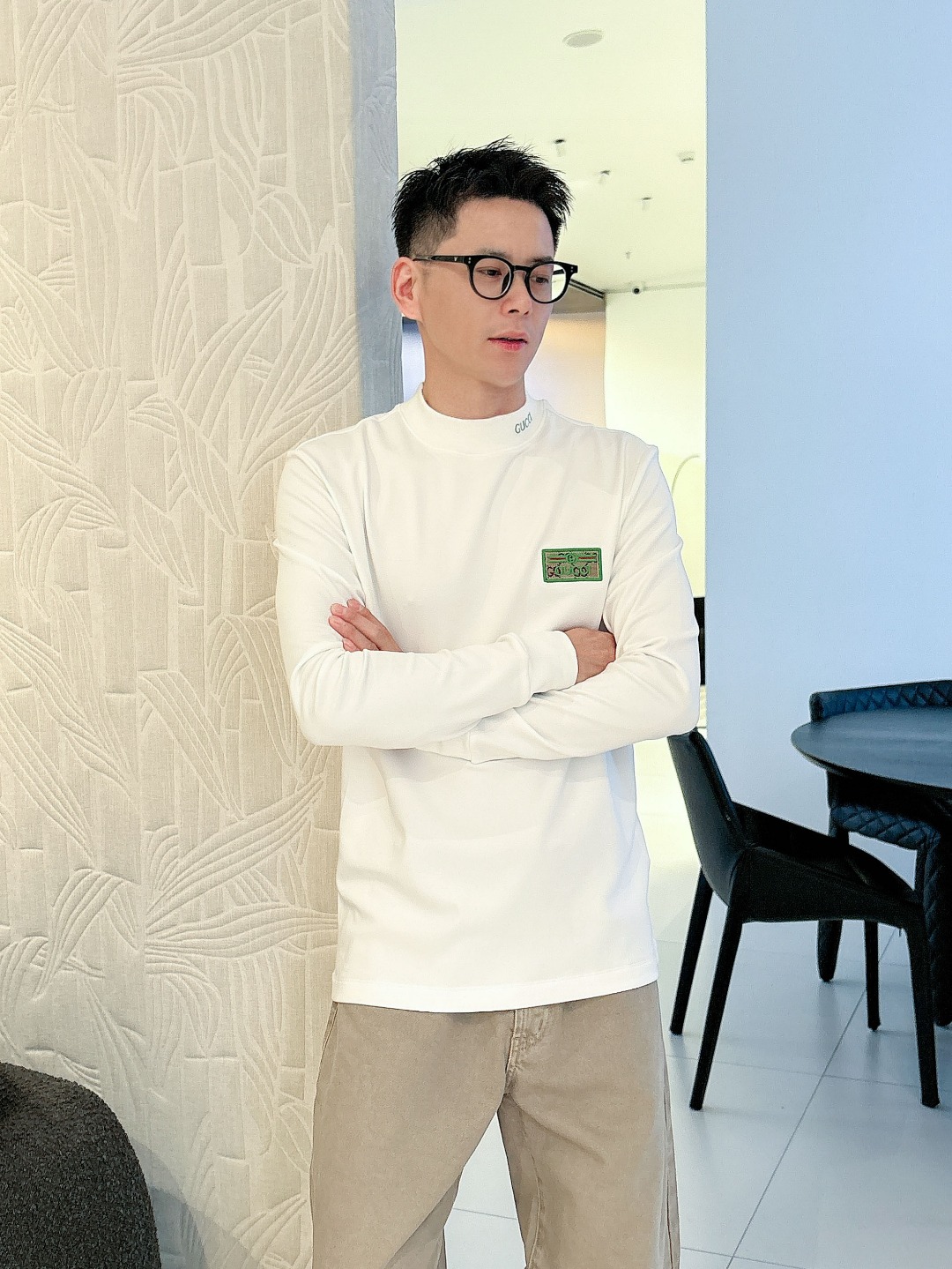 NO:540752,Gucci 2025 autumn and winter counter new style, fashionable and casual base shirt, long-sleeved T-shirt, selected imported high-density double-sided cotton fabric, exquisite original logo, excellent comfort and breathability, excellent soft, wrinkle-resistant elasticity and drooping. Whether worn alone or in the inner wear, it is very handsome, which conforms to the practical dressing habits of men, pursues luxury, noble and elegant style, and creates extraordinary men's taste. The visual effect is very good, the grade is extremely high, simple and fashionable, and a must-have choice for casual business!  S-XXL, gucci,tees, t-shirt,alexander wang19860909古奇 Gucci 2025秋冬专柜新款 时尚休闲打底衫长袖T恤,精选进口高密度双面拉架棉面料,精致原版logo打造,舒适性与透气性兼优,柔软抗皱弹性和垂性极佳,无论是单穿或是内搭都是帅气十足,吻合了男性实用穿衣习惯,追求奢华高贵优雅风范,打造不凡男士品味,视觉效果非常赞,档次极高,简约时尚,休闲商务必备之选！ 码数S-XXL,,gucci,tees，t-shirt,alexander wang,Men's clothing