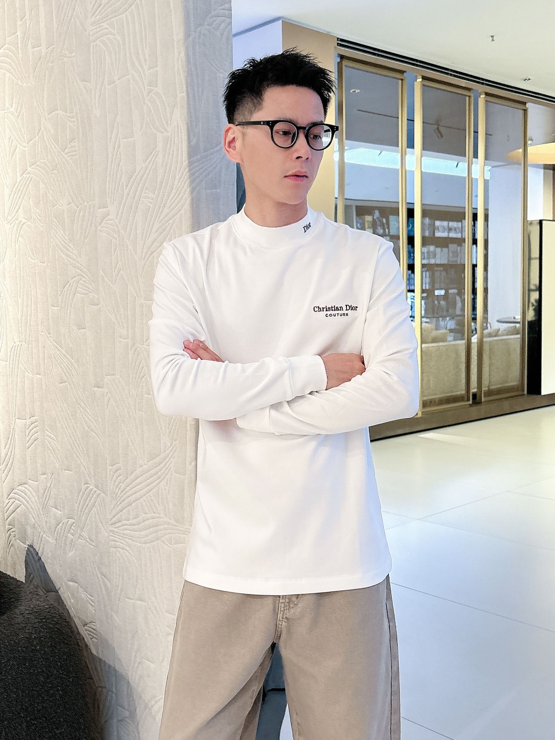 NO:540756,Dior 2025 autumn and winter counter new style, fashionable and casual base shirt, long-sleeved T-shirt, selected imported high-density double-sided cotton fabric, exquisite original logo, excellent comfort and breathability, excellent soft, wrinkle-resistant elasticity and drooping. Whether worn alone or in the inner wear, it is very handsome, which conforms to the practical dressing habits of men, pursues luxury, noble and elegant style, and creates extraordinary men's taste. The visual effect is very good, the grade is extremely high, simple and fashionable, and a must-have choice for casual business!  S-XXL, dior,dior,tees,t-shirt,alexander wang19860909迪奥 Dior 2025秋冬专柜新款 时尚休闲打底衫长袖T恤,精选进口高密度双面拉架棉面料,精致原版logo打造,舒适性与透气性兼优,柔软抗皱弹性和垂性极佳,无论是单穿或是内搭都是帅气十足,吻合了男性实用穿衣习惯,追求奢华高贵优雅风范,打造不凡男士品味,视觉效果非常赞,档次极高,简约时尚,休闲商务必备之选！ 码数S-XXL,,dior,dior,tees，t-shirt,alexander wang,Men's clothing