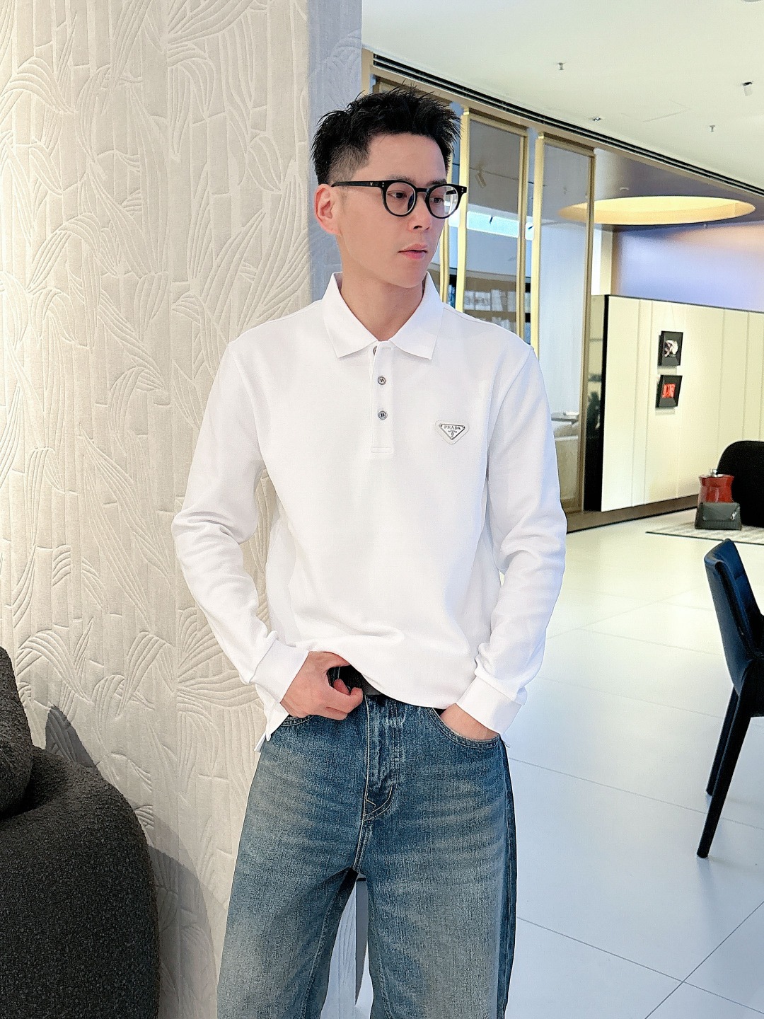 NO:540744,Prada 2025 autumn and winter new long-sleeved polo shirt Hong Kong trading company products, pure foreign business channels, same style for counters!  !  Customers supply high-end materials imported from Egypt, selected high-quality long-length cotton raw materials in the Nile area, and were made by a century-old British workshop. It is extremely luxurious and special material, with excellent fabric attributes, delicate and natural mesh structure, perfect comfort and breathability, and the touch experience is self-evident, luxurious and ultimate enjoyment!  The details are exquisite and outstanding, the appearance is perfect, and the craftsmanship is demonstrated everywhere. The fashionable three-button opening and closing placket is matched with a lapel design, which is fashionable and age-reducing. The upper body is full of temperament, elegant and capable, with both styles, and a versatile and practical wearable style!  Size M-3XL, prada, prada, alexander wang19860909Prada 普拉达 2025秋冬新款长袖polo衫 香港贸易公司货,纯正洋行渠道,专柜同款！！ 客供埃及进口高级物料,甄选尼罗河区域光照极好的上等长绒棉花原料,经过英国百年工坊定织定染而成,极为奢华特殊的材质,面料属性皆为上乘,网眼结构细腻自然,舒适性与透气性完美兼备,触感体验不言而喻,奢华极致享受！ 细节精致出挑,品相完美如斯,处处彰显出匠心工艺,时尚三扣开合门襟,搭配翻领设计,时髦且减龄,上身满满的气质感,优雅且干练,型格兼具,百搭实穿性极好的一款POLO衫！尺码M-3XL,,prada,prada,alexander wang,Men's clothing