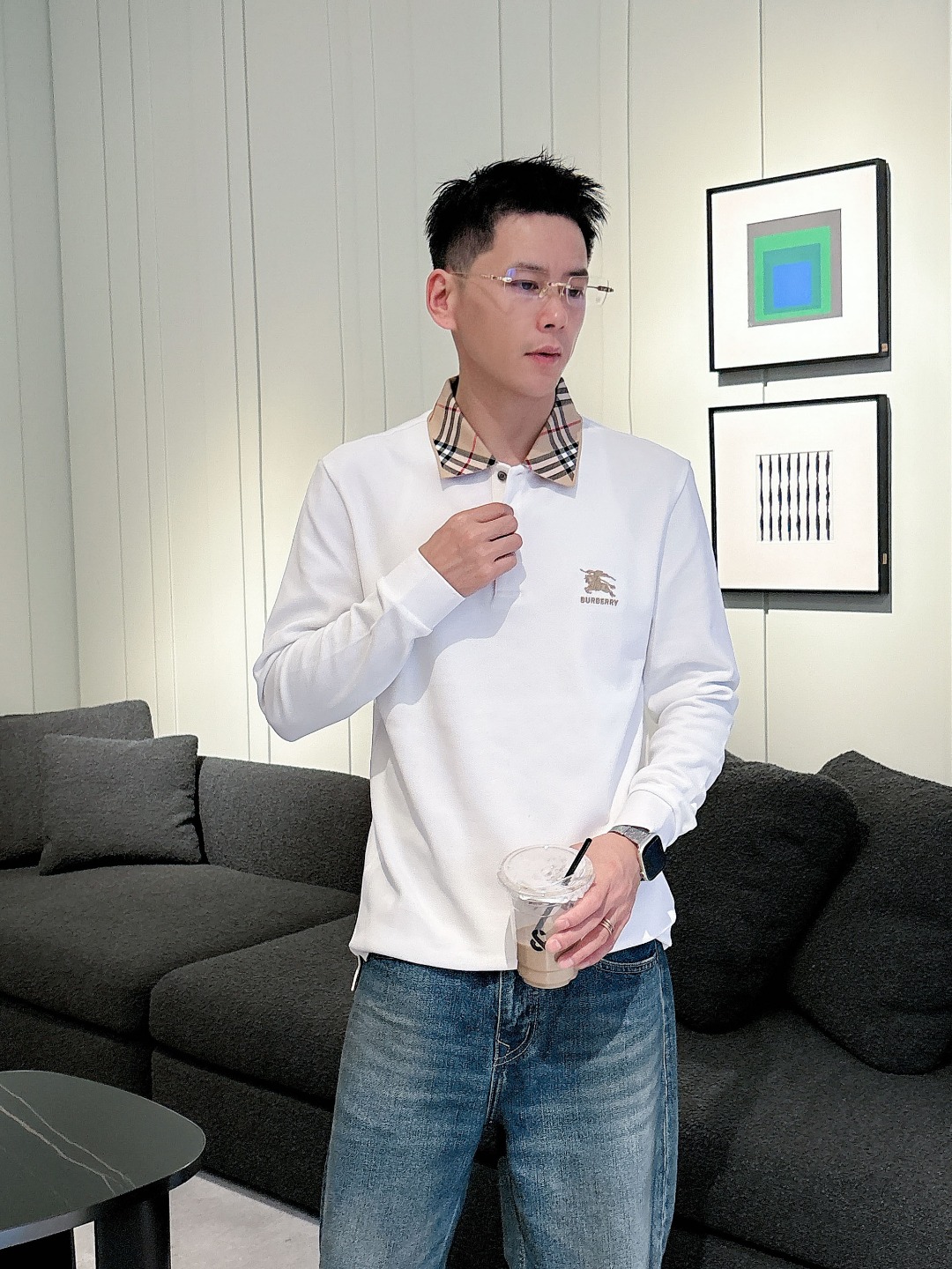 NO:540746,Burberry 2025 autumn and winter new long-sleeved polo shirt, Hong Kong trading company product, pure foreign business channels, same style for counters!  !  Customers supply high-end materials imported from Egypt, selected high-quality long-length cotton raw materials in the Nile area, and were made by a century-old British workshop. It is extremely luxurious and special material, with excellent fabric attributes, delicate and natural mesh structure, perfect comfort and breathability, and the touch experience is self-evident, luxurious and ultimate enjoyment!  The details are exquisite and outstanding, the appearance is perfect, and the craftsmanship is demonstrated everywhere. The fashionable three-button opening and closing placket is matched with a lapel design, which is fashionable and age-reducing. The upper body is full of temperament, elegant and capable, with both styles, and a versatile and practical wearable style!  Size M-3XL, burberry, burberry, alexander wang19860909Burberry 巴宝莉 2025秋冬新款长袖polo衫 香港贸易公司货,纯正洋行渠道,专柜同款！！ 客供埃及进口高级物料,甄选尼罗河区域光照极好的上等长绒棉花原料,经过英国百年工坊定织定染而成,极为奢华特殊的材质,面料属性皆为上乘,网眼结构细腻自然,舒适性与透气性完美兼备,触感体验不言而喻,奢华极致享受！ 细节精致出挑,品相完美如斯,处处彰显出匠心工艺,时尚三扣开合门襟,搭配翻领设计,时髦且减龄,上身满满的气质感,优雅且干练,型格兼具,百搭实穿性极好的一款POLO衫！尺码M-3XL,,burberry,burberry,alexander wang,Men's clothing