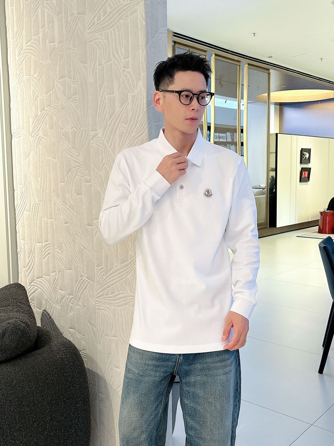 NO:540740,Moncler 2025 autumn and winter new long-sleeved polo shirt, Hong Kong trading company product, pure foreign business channels, same style for counters!  !  Customers supply high-end materials imported from Egypt, selected high-quality long-length cotton raw materials in the Nile area, and were made by a century-old British workshop. It is extremely luxurious and special material, with excellent fabric attributes, delicate and natural mesh structure, perfect comfort and breathability, and the touch experience is self-evident, luxurious and ultimate enjoyment!  The details are exquisite and outstanding, the appearance is perfect, and the craftsmanship is demonstrated everywhere. The fashionable three-button opening and closing placket is matched with a lapel design, which is fashionable and age-reducing. The upper body is full of temperament, elegant and capable, with both styles, and a versatile and practical wearable style!  Size M-3XL, Moncler, alexander wang19860909Moncler 蒙口 2025秋冬新款长袖polo衫 香港贸易公司货,纯正洋行渠道,专柜同款！！ 客供埃及进口高级物料,甄选尼罗河区域光照极好的上等长绒棉花原料,经过英国百年工坊定织定染而成,极为奢华特殊的材质,面料属性皆为上乘,网眼结构细腻自然,舒适性与透气性完美兼备,触感体验不言而喻,奢华极致享受！ 细节精致出挑,品相完美如斯,处处彰显出匠心工艺,时尚三扣开合门襟,搭配翻领设计,时髦且减龄,上身满满的气质感,优雅且干练,型格兼具,百搭实穿性极好的一款POLO衫！尺码M-3XL,,Moncler,alexander wang,Men's clothing