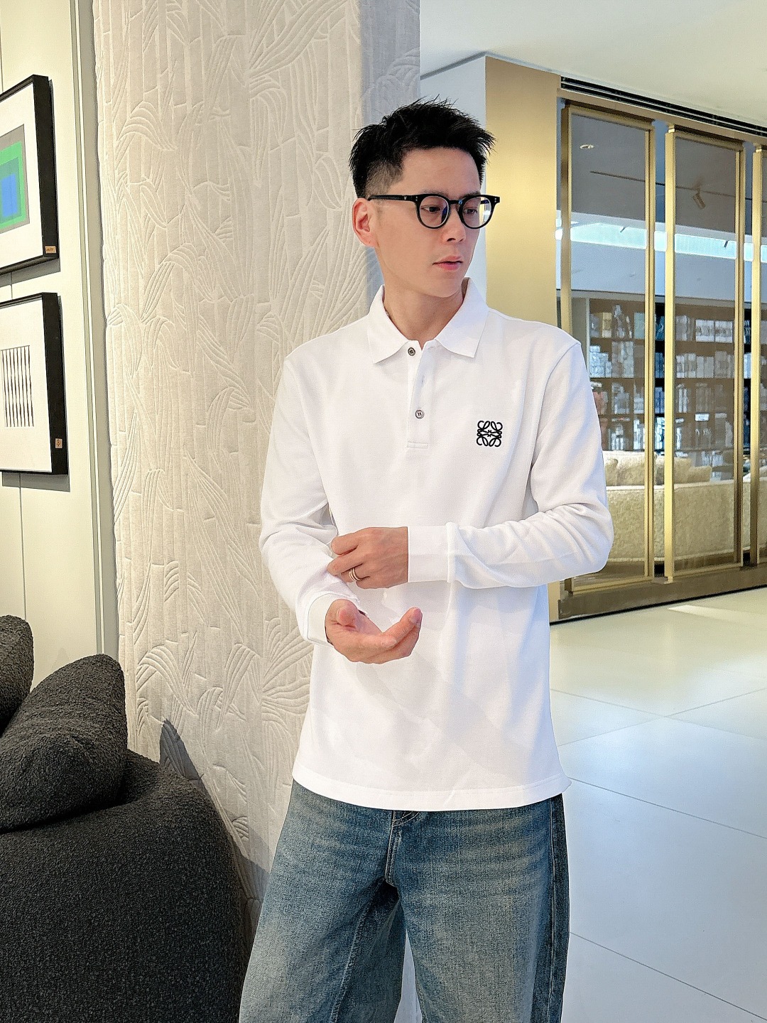 NO:540742,LOEWE 2025 autumn and winter new long-sleeved polo shirt, Hong Kong trading company product, pure foreign business channels, same style for counters!  !  Customers supply high-end materials imported from Egypt, selected high-quality long-length cotton raw materials in the Nile area, and were made by a century-old British workshop. It is extremely luxurious and special material, with excellent fabric attributes, delicate and natural mesh structure, perfect comfort and breathability, and the touch experience is self-evident, luxurious and ultimate enjoyment!  The details are exquisite and outstanding, the appearance is perfect, and the craftsmanship is demonstrated everywhere. The fashionable three-button opening and closing placket is matched with a lapel design, which is fashionable and age-reducing. The upper body is full of temperament, elegant and capable, with both styles, and a versatile and practical wearable style!  Size M-3XL, loewe, loewe, alexander wang19860909LOEWE 罗意威 2025秋冬新款长袖polo衫 香港贸易公司货,纯正洋行渠道,专柜同款！！ 客供埃及进口高级物料,甄选尼罗河区域光照极好的上等长绒棉花原料,经过英国百年工坊定织定染而成,极为奢华特殊的材质,面料属性皆为上乘,网眼结构细腻自然,舒适性与透气性完美兼备,触感体验不言而喻,奢华极致享受！ 细节精致出挑,品相完美如斯,处处彰显出匠心工艺,时尚三扣开合门襟,搭配翻领设计,时髦且减龄,上身满满的气质感,优雅且干练,型格兼具,百搭实穿性极好的一款POLO衫！尺码M-3XL,,loewe,loewe,alexander wang,Men's clothing